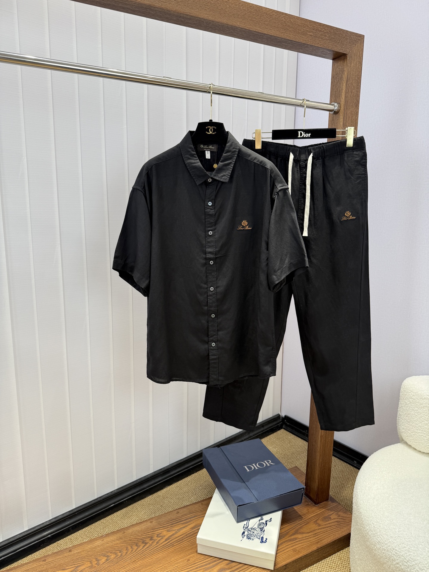 NO:950059,/Set LP Nuoyoupanya 2026 spring and summer new style breathable short-sleeved suit made of linen, not for sale. Jindian’s exclusive three-dimensional embroidered logo positioning, pure linen fabric, comfortable upper body, breathable, old money style, low-key luxury, casual, high-end and slightly lazy style!  !  !  3 colors recommended: black, white and raw linen. Size: M-3XL, loro piana, T-shirt,19860909/套 LP诺悠翩雅 2026春夏新款 全麻料透气短袖套装,不拆卖.金典独家立体刺绣logo定位 ,纯亚麻面料,上身舒适,透气,集老钱风,低调奢华休闲高档又略带慵懒风于一身！！！ 3色推荐黑色 白色 原麻 码数:M-3XL,,loro piana,T-shirt,,Men's clothing