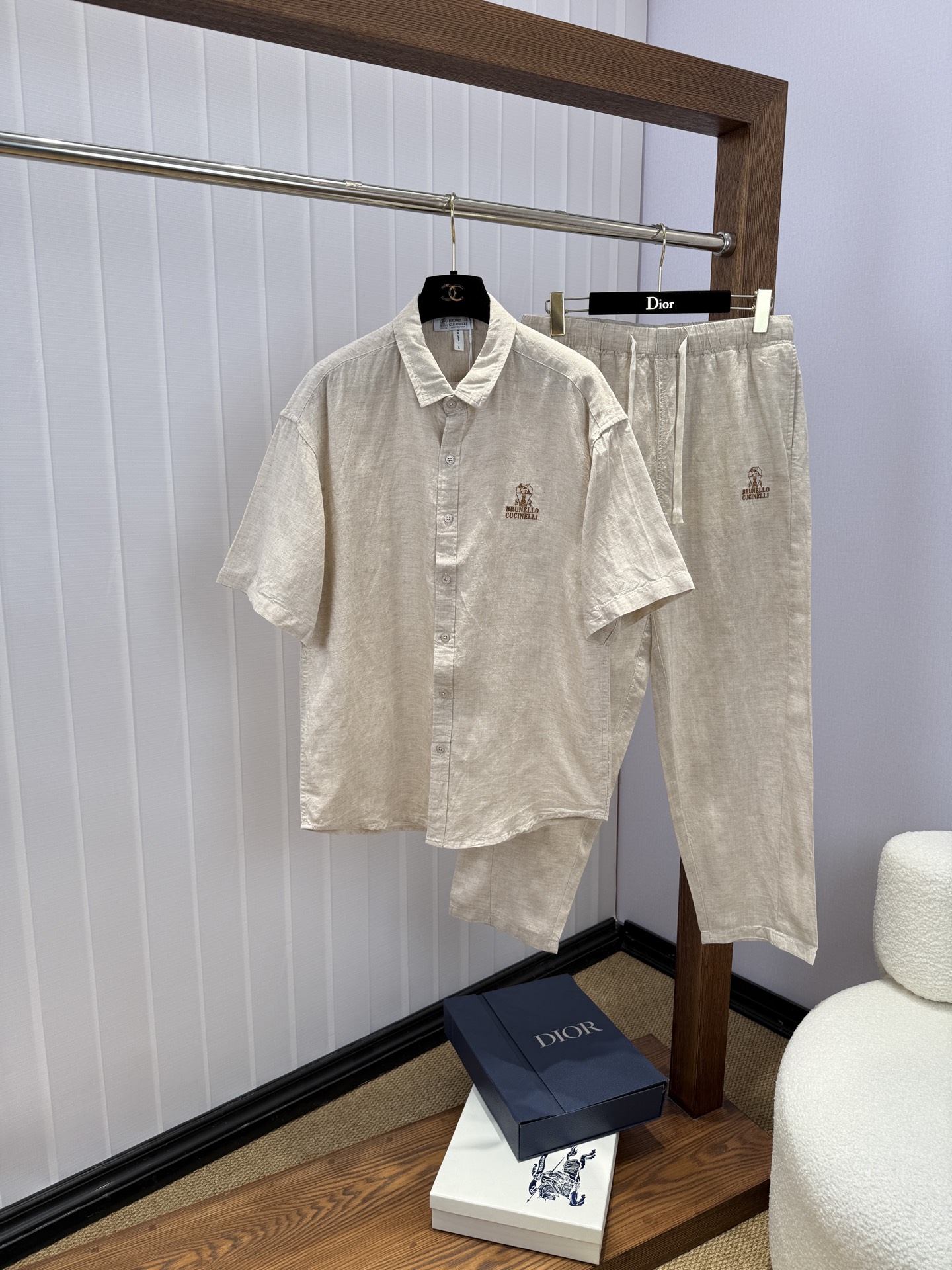 NO:950045,/set BC Brunello Cucinelli 2026 spring and summer new style breathable short-sleeved suit made of linen, not for sale. Jindian’s exclusive three-dimensional embroidered logo positioning, pure linen fabric, comfortable and breathable upper body, old money style, low-key luxury, casual, high-end and slightly lazy style!  !  !  3 colors recommended: black, white and raw linen. Size: M-3XL, T-shirt,19860909/套 BC 布鲁内洛·库奇内利 2026春夏新款 全麻料透气短袖套装,不拆卖.金典独家立体刺绣logo定位 ,纯亚麻面料,上身舒适,透气,集老钱风,低调奢华休闲高档又略带慵懒风于一身！！！ 3色推荐黑色 白色 原麻 码数:M-3XL,,T-shirt,,Men's clothing