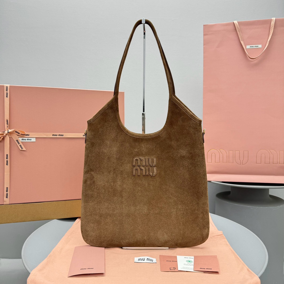 P670 nuevo bolso tote de gamuza de Miu estilo hobo, este diseño permite que más chicas lo lleven con facilidad y estilo…