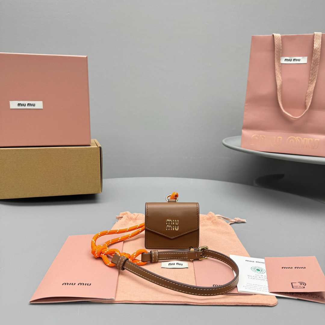 P290 miu solapa colgante y bolso para auriculares〰️ ¡Tu compañero de bolso ya está en línea! Un mini maletín súper ador…