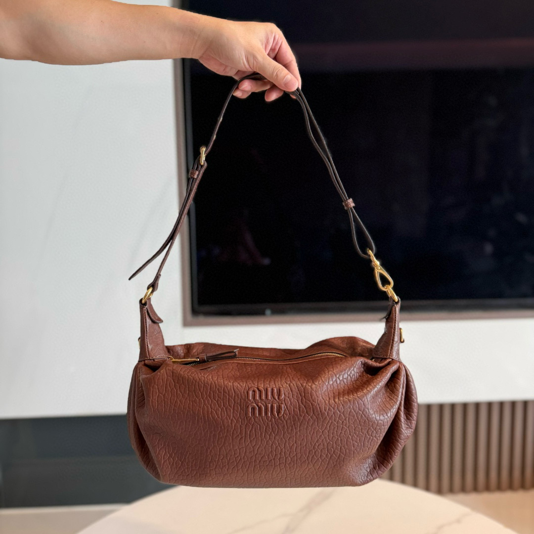 P800 Miumiu original Resort 2025 bolso de cuerno de oveja burbuja de otoño-invierno de pasarela, réplica perfecta de la…