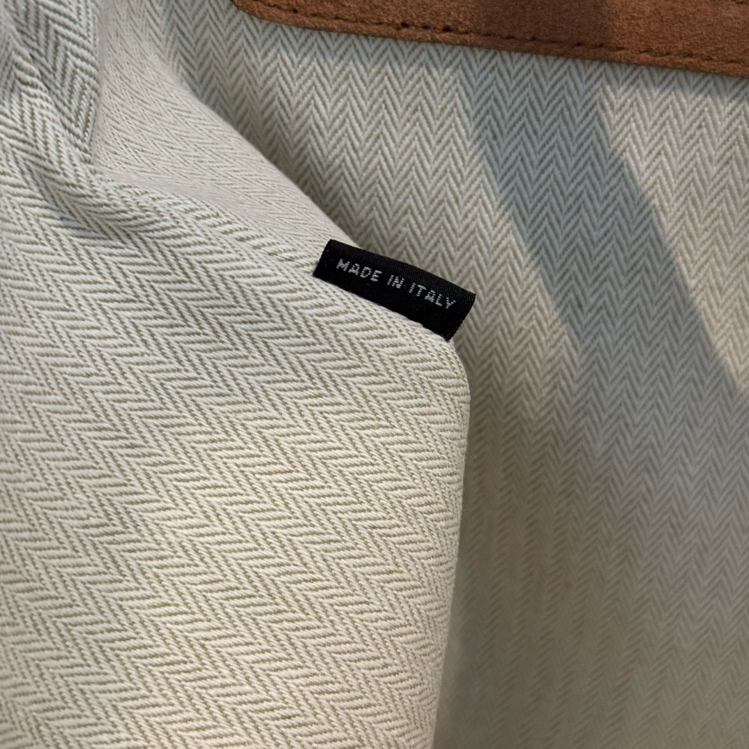 P880 Mi* Mi*又双叒叕放大招～这次新款鹿皮包袋美到犯规 将柔软的鹿皮与精致的勾针工艺巧妙融合  堪称玩趣肌理与慵懒美学的经常碰撞
    触感轻轻一摸细腻的不像话  勾线部分更是设计的绝绝子 intrcate的针法勾勒出别图案 细节里满是匠心巧思
    这次推出的Wender跟ivy都是经典包型  实用性拉满💯
     5BG231
     尺寸：35×40cm