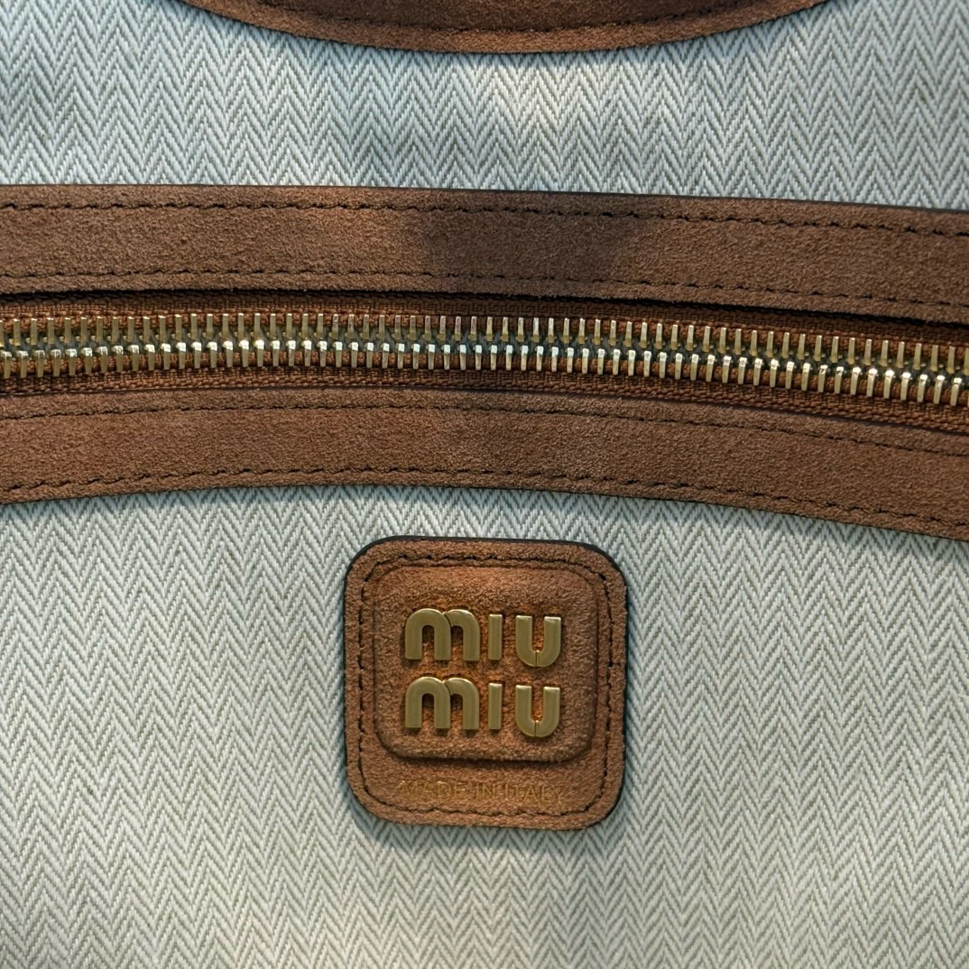 P880 Mi* Mi*又双叒叕放大招～这次新款鹿皮包袋美到犯规 将柔软的鹿皮与精致的勾针工艺巧妙融合  堪称玩趣肌理与慵懒美学的经常碰撞
    触感轻轻一摸细腻的不像话  勾线部分更是设计的绝绝子 intrcate的针法勾勒出别图案 细节里满是匠心巧思
    这次推出的Wender跟ivy都是经典包型  实用性拉满💯
     5BG231
     尺寸：35×40cm