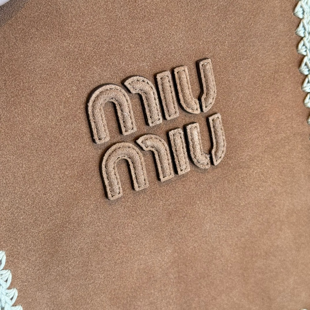 P880 Mi* Mi*又双叒叕放大招～这次新款鹿皮包袋美到犯规 将柔软的鹿皮与精致的勾针工艺巧妙融合  堪称玩趣肌理与慵懒美学的经常碰撞
    触感轻轻一摸细腻的不像话  勾线部分更是设计的绝绝子 intrcate的针法勾勒出别图案 细节里满是匠心巧思
    这次推出的Wender跟ivy都是经典包型  实用性拉满💯
     5BG231
     尺寸：35×40cm