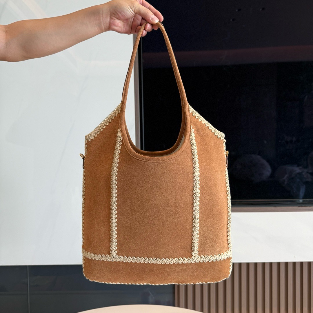 P880 Mi* Mi*又双叒叕放大招～这次新款鹿皮包袋美到犯规 将柔软的鹿皮与精致的勾针工艺巧妙融合  堪称玩趣肌理与慵懒美学的经常碰撞
    触感轻轻一摸细腻的不像话  勾线部分更是设计的绝绝子 intrcate的针法勾勒出别图案 细节里满是匠心巧思
    这次推出的Wender跟ivy都是经典包型  实用性拉满💯
     5BG231
     尺寸：35×40cm