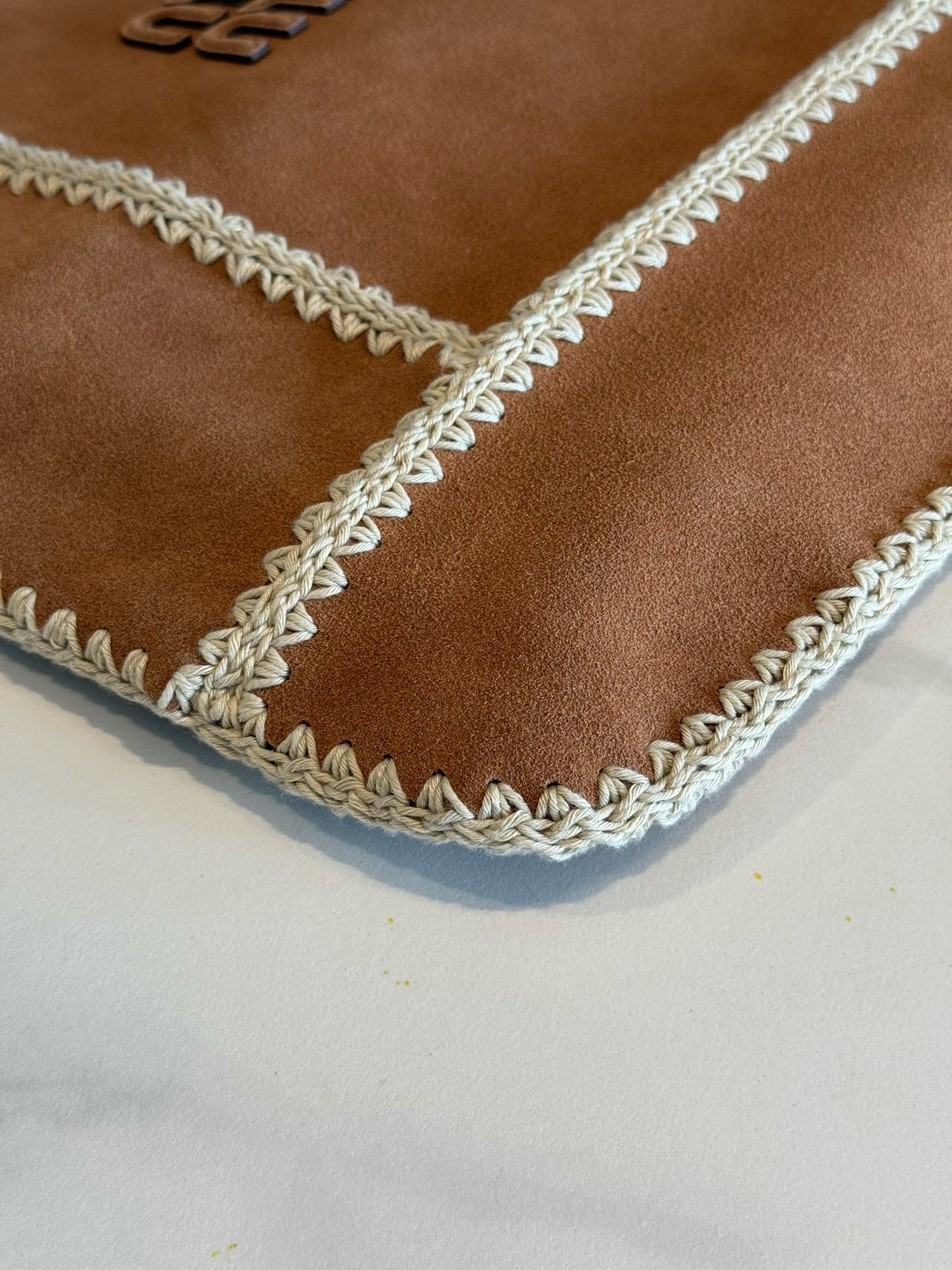 P880 Mi* Mi*又双叒叕放大招～这次新款鹿皮包袋美到犯规 将柔软的鹿皮与精致的勾针工艺巧妙融合  堪称玩趣肌理与慵懒美学的经常碰撞
    触感轻轻一摸细腻的不像话  勾线部分更是设计的绝绝子 intrcate的针法勾勒出别图案 细节里满是匠心巧思
    这次推出的Wender跟ivy都是经典包型  实用性拉满💯
     5BG231
     尺寸：35×40cm