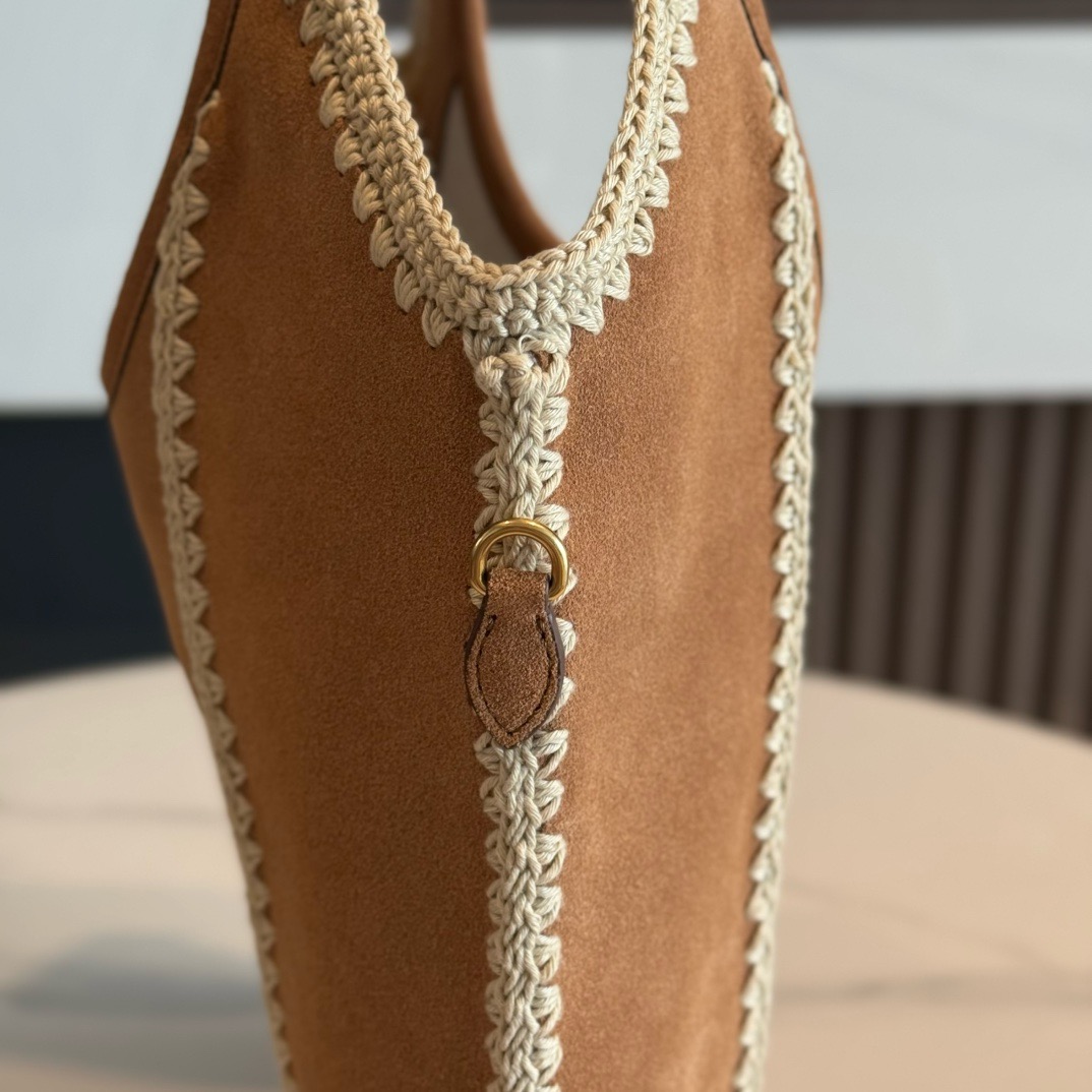 P880 Mi* Mi*又双叒叕放大招～这次新款鹿皮包袋美到犯规 将柔软的鹿皮与精致的勾针工艺巧妙融合  堪称玩趣肌理与慵懒美学的经常碰撞
    触感轻轻一摸细腻的不像话  勾线部分更是设计的绝绝子 intrcate的针法勾勒出别图案 细节里满是匠心巧思
    这次推出的Wender跟ivy都是经典包型  实用性拉满💯
     5BG231
     尺寸：35×40cm