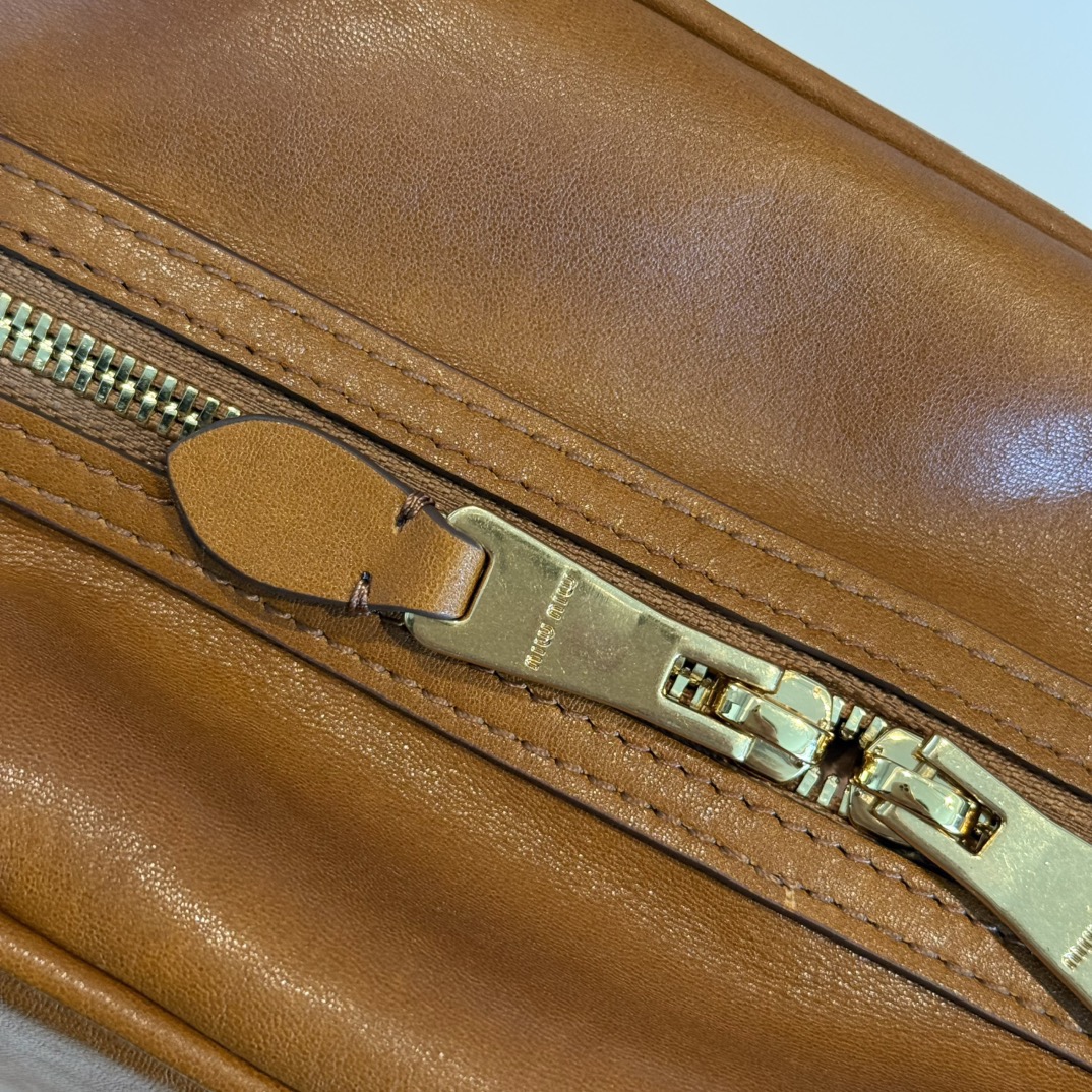 P780 Mi* 25秋冬新款 紧凑而多功能 采用全新小牛皮材质 质感柔软高级  微妙的光泽特色重新诠释 演绎平坦的手柄 饰以压花压花字母 增添标志性元素 体现了miu的精致  内配拉链口袋  
  5BB182
  尺寸：28×15×13cm