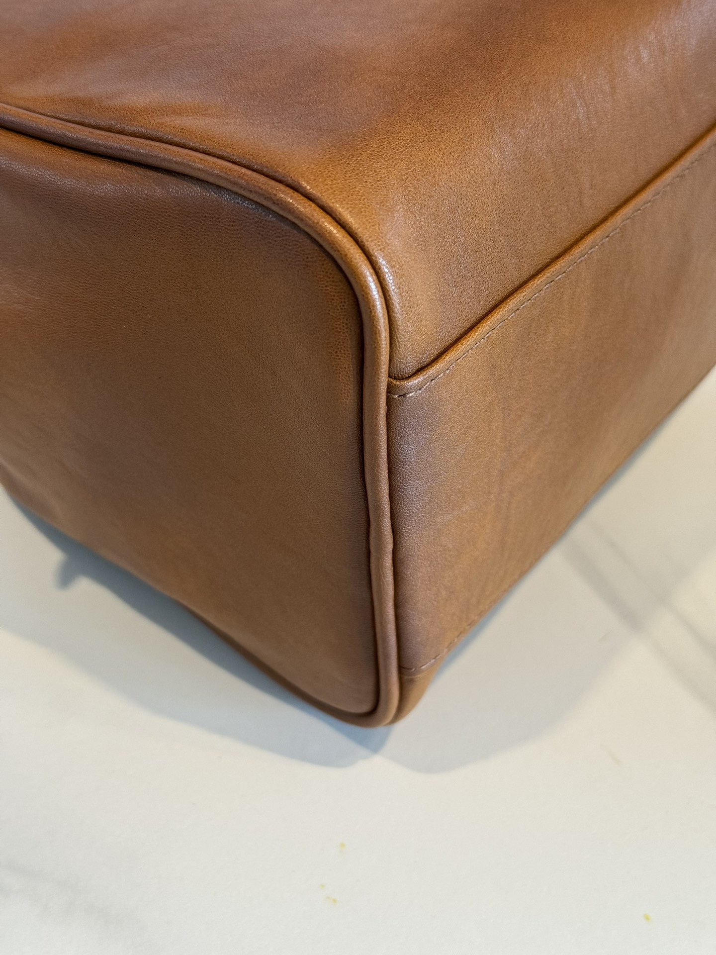 P780 Mi* 25秋冬新款 紧凑而多功能 采用全新小牛皮材质 质感柔软高级  微妙的光泽特色重新诠释 演绎平坦的手柄 饰以压花压花字母 增添标志性元素 体现了miu的精致  内配拉链口袋  
  5BB182
  尺寸：28×15×13cm