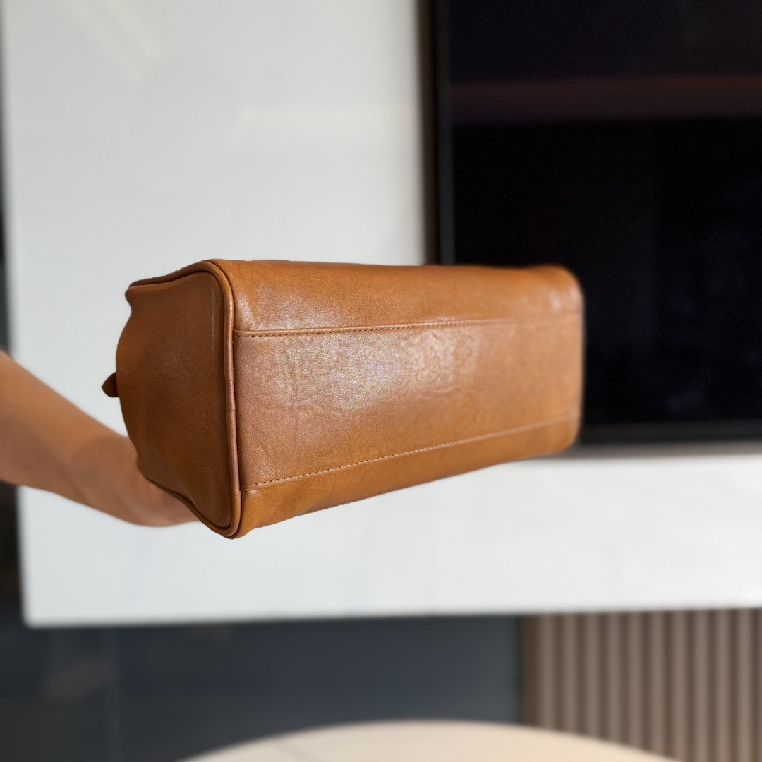 P780 Mi* 25秋冬新款 紧凑而多功能 采用全新小牛皮材质 质感柔软高级  微妙的光泽特色重新诠释 演绎平坦的手柄 饰以压花压花字母 增添标志性元素 体现了miu的精致  内配拉链口袋  
  5BB182
  尺寸：28×15×13cm