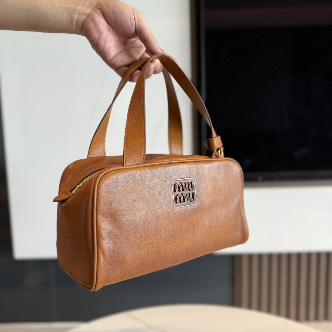 P780 Mi* 25秋冬新款 紧凑而多功能 采用全新小牛皮材质 质感柔软高级  微妙的光泽特色重新诠释 演绎平坦的手柄 饰以压花压花字母 增添标志性元素 体现了miu的精致  内配拉链口袋  
  5BB182
  尺寸：28×15×13cm