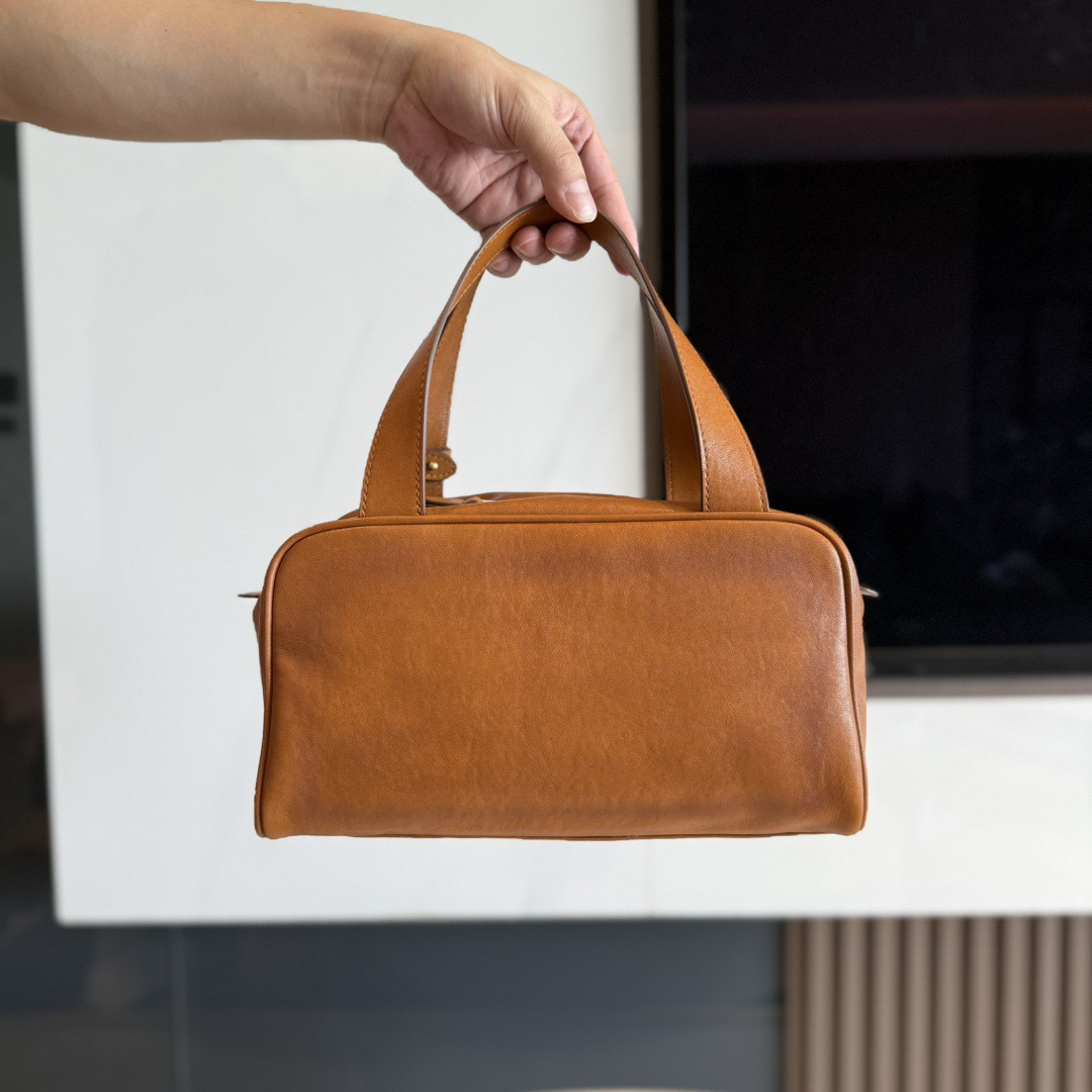 P780 Mi* 25秋冬新款 紧凑而多功能 采用全新小牛皮材质 质感柔软高级  微妙的光泽特色重新诠释 演绎平坦的手柄 饰以压花压花字母 增添标志性元素 体现了miu的精致  内配拉链口袋  
  5BB182
  尺寸：28×15×13cm