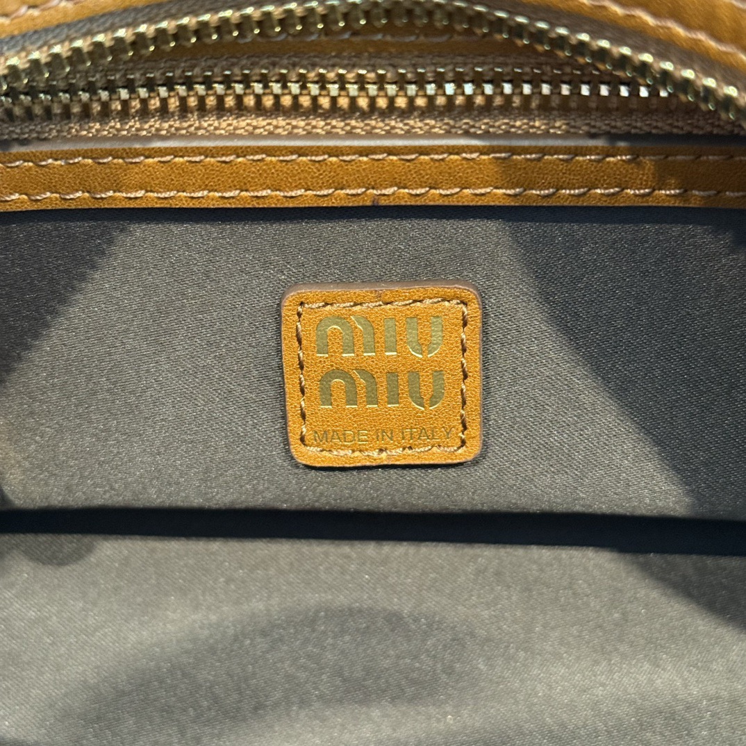 P780 Mi* 25秋冬新款 紧凑而多功能 采用全新小牛皮材质 质感柔软高级  微妙的光泽特色重新诠释 演绎平坦的手柄 饰以压花压花字母 增添标志性元素 体现了miu的精致  内配拉链口袋  
  5BB182
  尺寸：28×15×13cm