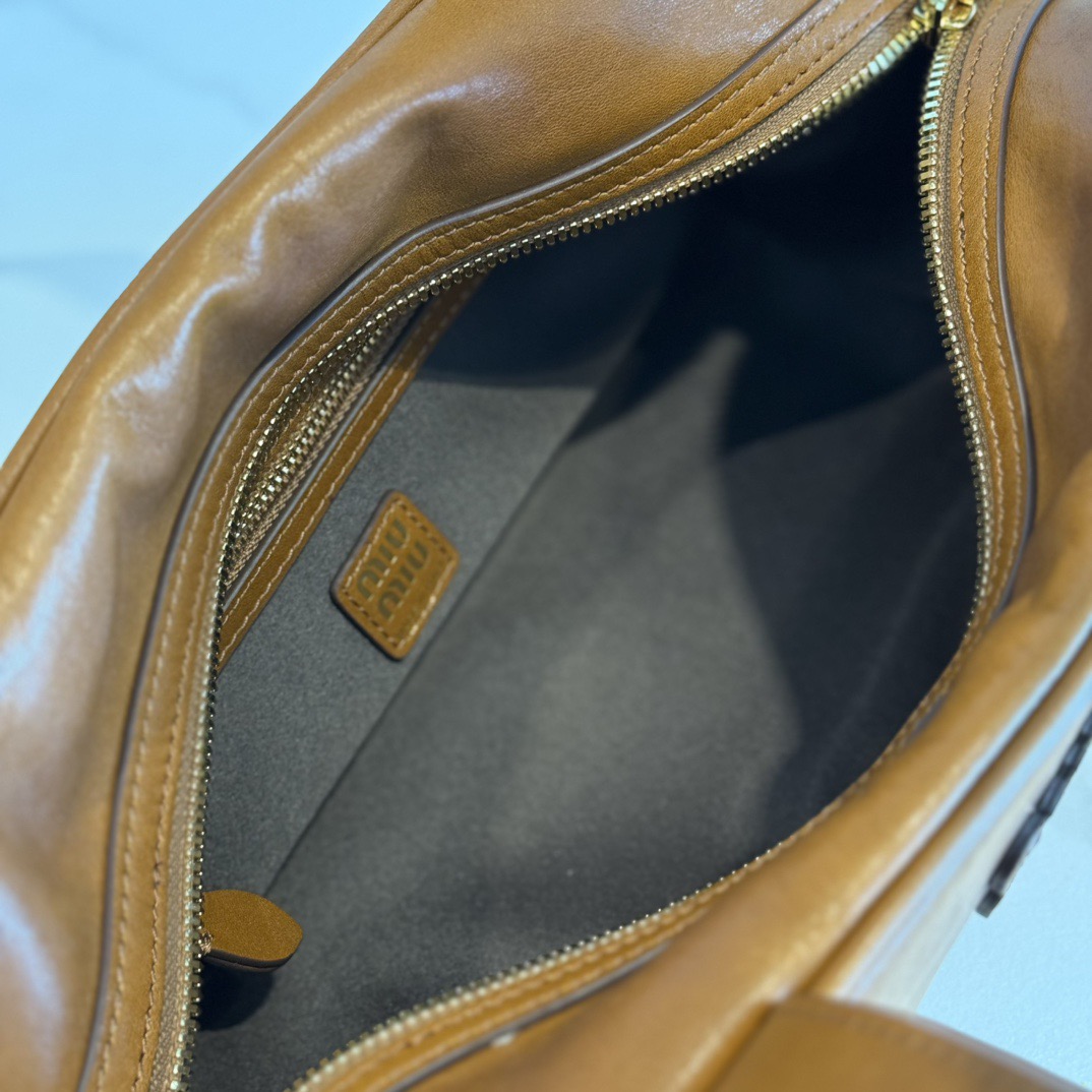 P780 Mi* 25秋冬新款 紧凑而多功能 采用全新小牛皮材质 质感柔软高级  微妙的光泽特色重新诠释 演绎平坦的手柄 饰以压花压花字母 增添标志性元素 体现了miu的精致  内配拉链口袋  
  5BB182
  尺寸：28×15×13cm