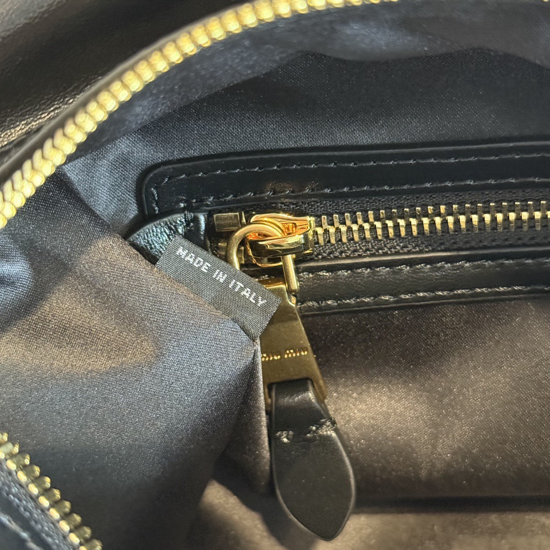 P780 Mi* 25秋冬新款 紧凑而多功能 采用全新小牛皮材质 质感柔软高级  微妙的光泽特色重新诠释 演绎平坦的手柄 饰以压花压花字母 增添标志性元素 体现了miu的精致  内配拉链口袋  
  5BB182
  尺寸：28×15×13cm