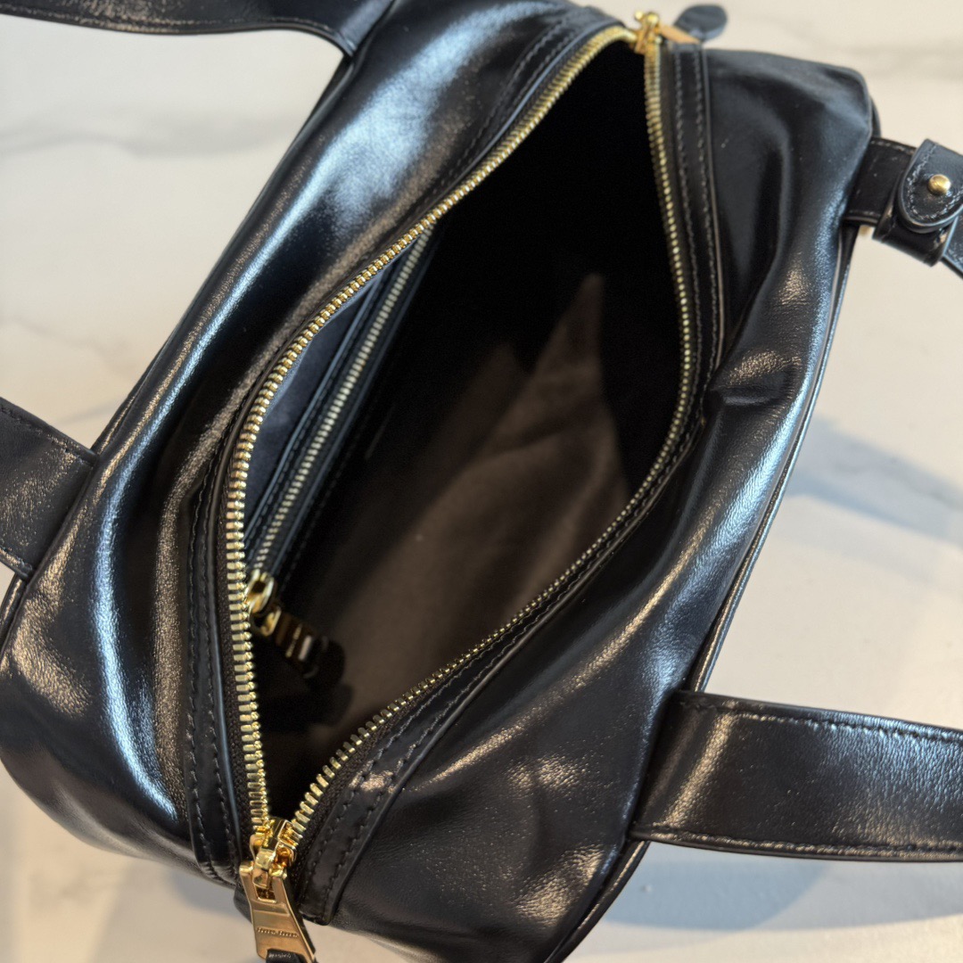 P780 Mi* 25秋冬新款 紧凑而多功能 采用全新小牛皮材质 质感柔软高级  微妙的光泽特色重新诠释 演绎平坦的手柄 饰以压花压花字母 增添标志性元素 体现了miu的精致  内配拉链口袋  
  5BB182
  尺寸：28×15×13cm