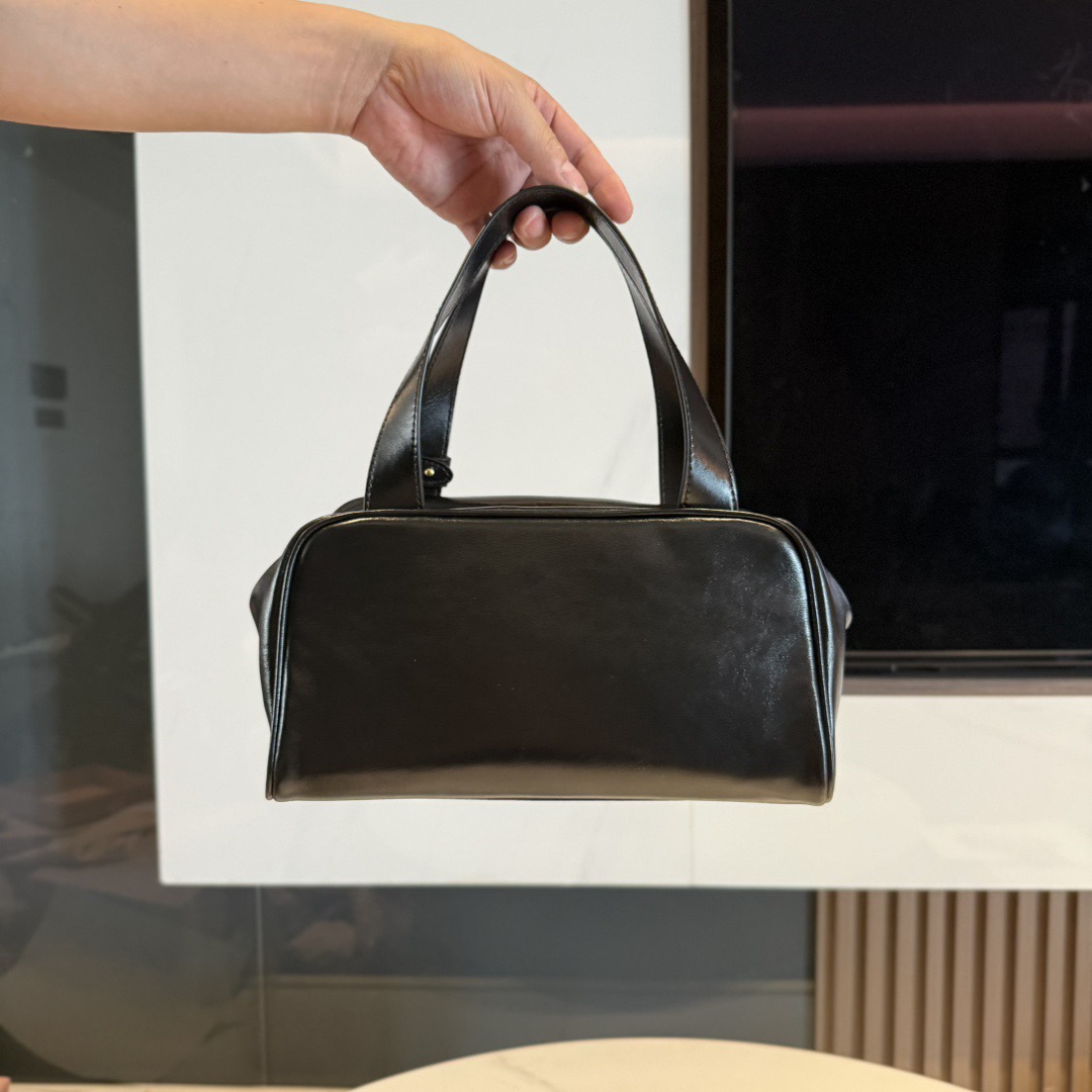 P780 Mi* 25秋冬新款 紧凑而多功能 采用全新小牛皮材质 质感柔软高级  微妙的光泽特色重新诠释 演绎平坦的手柄 饰以压花压花字母 增添标志性元素 体现了miu的精致  内配拉链口袋  
  5BB182
  尺寸：28×15×13cm