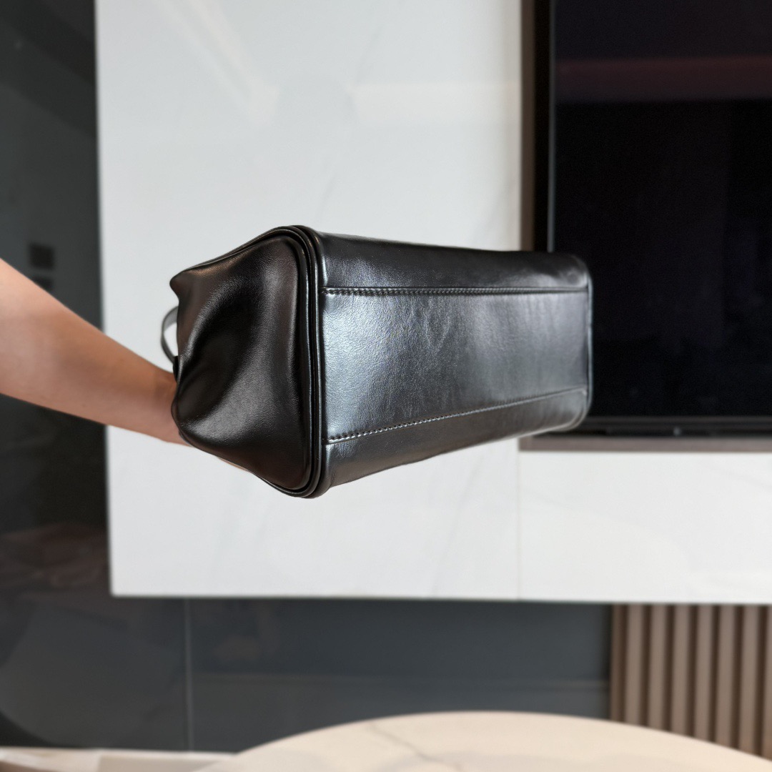 P780 Mi* 25秋冬新款 紧凑而多功能 采用全新小牛皮材质 质感柔软高级  微妙的光泽特色重新诠释 演绎平坦的手柄 饰以压花压花字母 增添标志性元素 体现了miu的精致  内配拉链口袋  
  5BB182
  尺寸：28×15×13cm