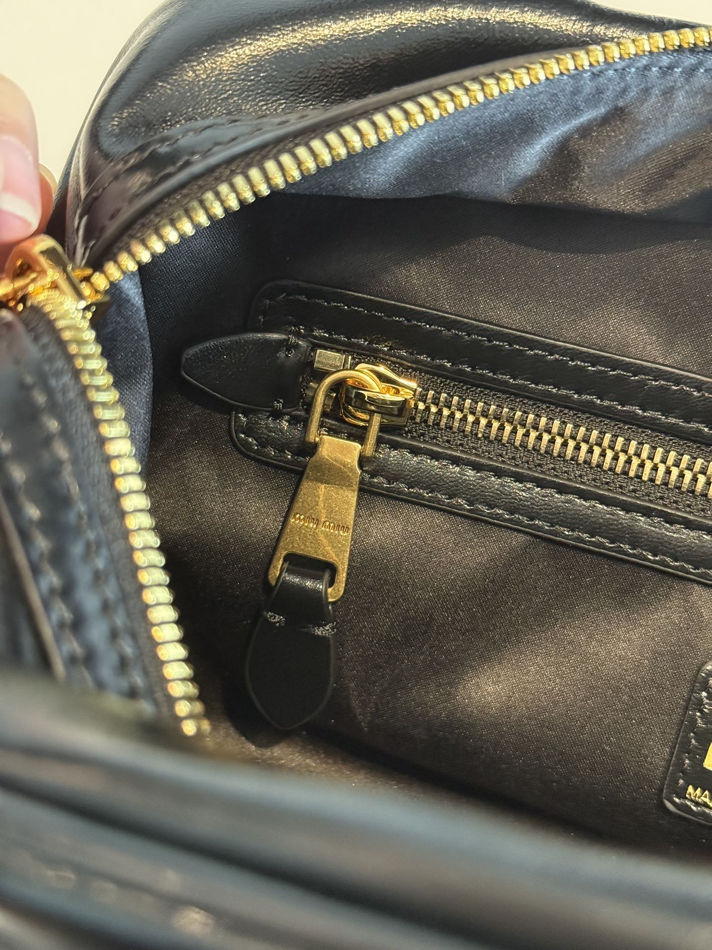 P780 Mi* 25秋冬新款 紧凑而多功能 采用全新小牛皮材质 质感柔软高级  微妙的光泽特色重新诠释 演绎平坦的手柄 饰以压花压花字母 增添标志性元素 体现了miu的精致  内配拉链口袋  
  5BB182
  尺寸：28×15×13cm