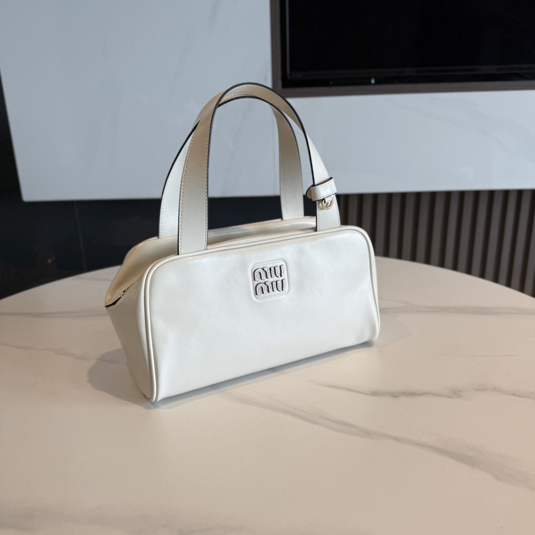 P780 Mi* 25秋冬新款 紧凑而多功能 采用全新小牛皮材质 质感柔软高级  微妙的光泽特色重新诠释 演绎平坦的手柄 饰以压花压花字母 增添标志性元素 体现了miu的精致  内配拉链口袋  
  5BB182
  尺寸：28×15×13cm