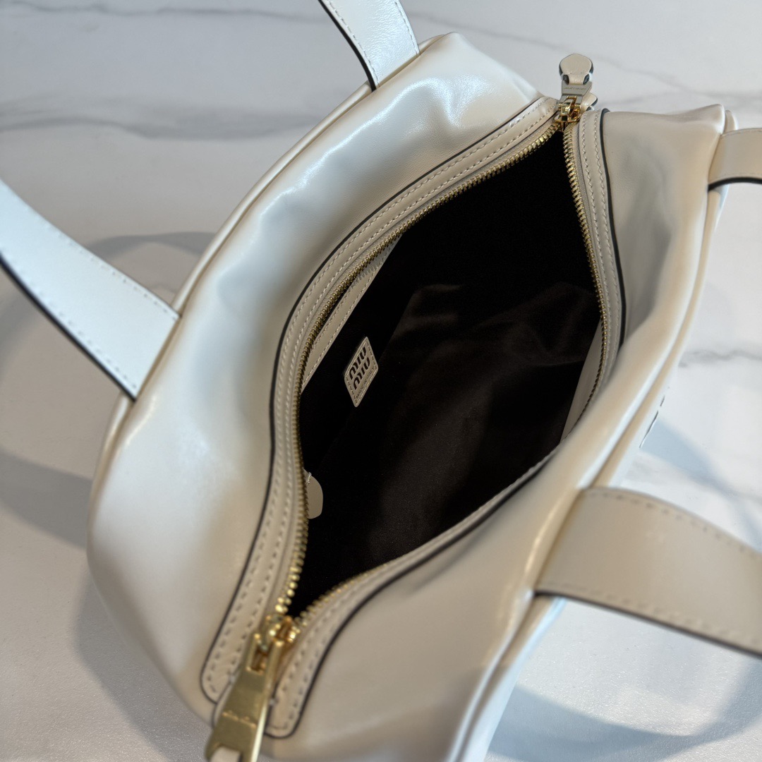 P780 Mi* 25秋冬新款 紧凑而多功能 采用全新小牛皮材质 质感柔软高级  微妙的光泽特色重新诠释 演绎平坦的手柄 饰以压花压花字母 增添标志性元素 体现了miu的精致  内配拉链口袋  
  5BB182
  尺寸：28×15×13cm