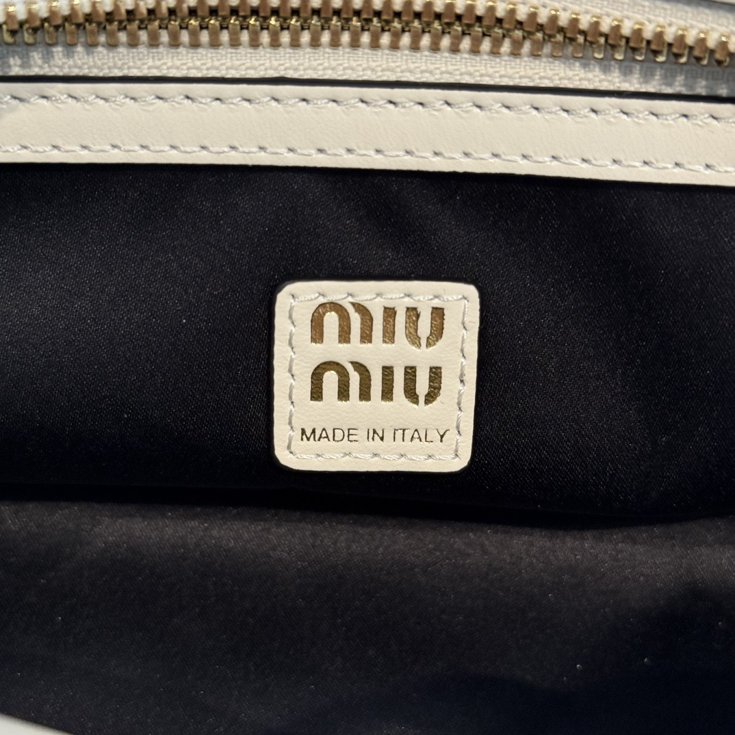 P780 Mi* 25秋冬新款 紧凑而多功能 采用全新小牛皮材质 质感柔软高级  微妙的光泽特色重新诠释 演绎平坦的手柄 饰以压花压花字母 增添标志性元素 体现了miu的精致  内配拉链口袋  
  5BB182
  尺寸：28×15×13cm