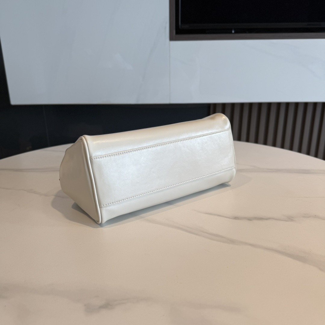 P780 Mi* 25秋冬新款 紧凑而多功能 采用全新小牛皮材质 质感柔软高级  微妙的光泽特色重新诠释 演绎平坦的手柄 饰以压花压花字母 增添标志性元素 体现了miu的精致  内配拉链口袋  
  5BB182
  尺寸：28×15×13cm