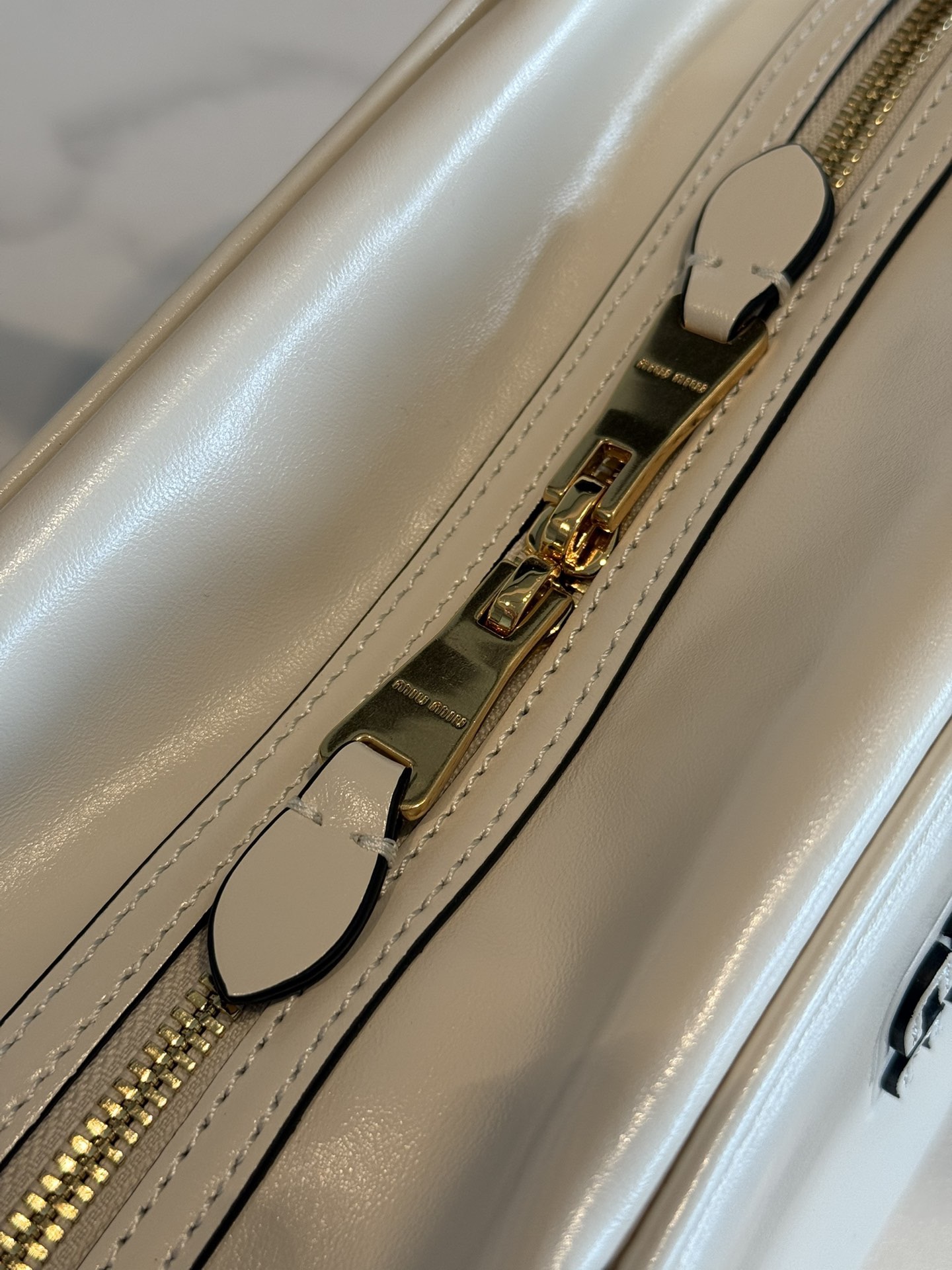 P780 Mi* 25秋冬新款 紧凑而多功能 采用全新小牛皮材质 质感柔软高级  微妙的光泽特色重新诠释 演绎平坦的手柄 饰以压花压花字母 增添标志性元素 体现了miu的精致  内配拉链口袋  
  5BB182
  尺寸：28×15×13cm