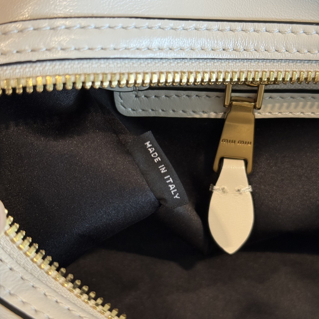 P780 Mi* 25秋冬新款 紧凑而多功能 采用全新小牛皮材质 质感柔软高级  微妙的光泽特色重新诠释 演绎平坦的手柄 饰以压花压花字母 增添标志性元素 体现了miu的精致  内配拉链口袋  
  5BB182
  尺寸：28×15×13cm