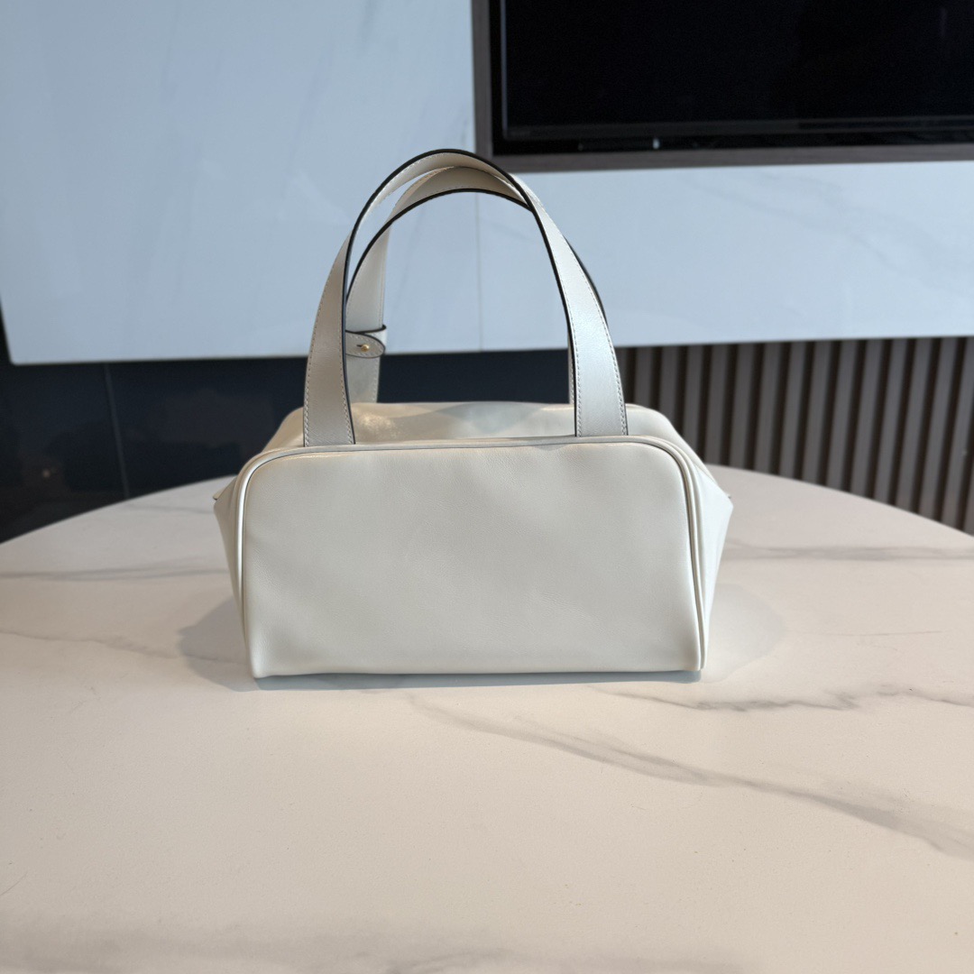 P780 Mi* 25秋冬新款 紧凑而多功能 采用全新小牛皮材质 质感柔软高级  微妙的光泽特色重新诠释 演绎平坦的手柄 饰以压花压花字母 增添标志性元素 体现了miu的精致  内配拉链口袋  
  5BB182
  尺寸：28×15×13cm