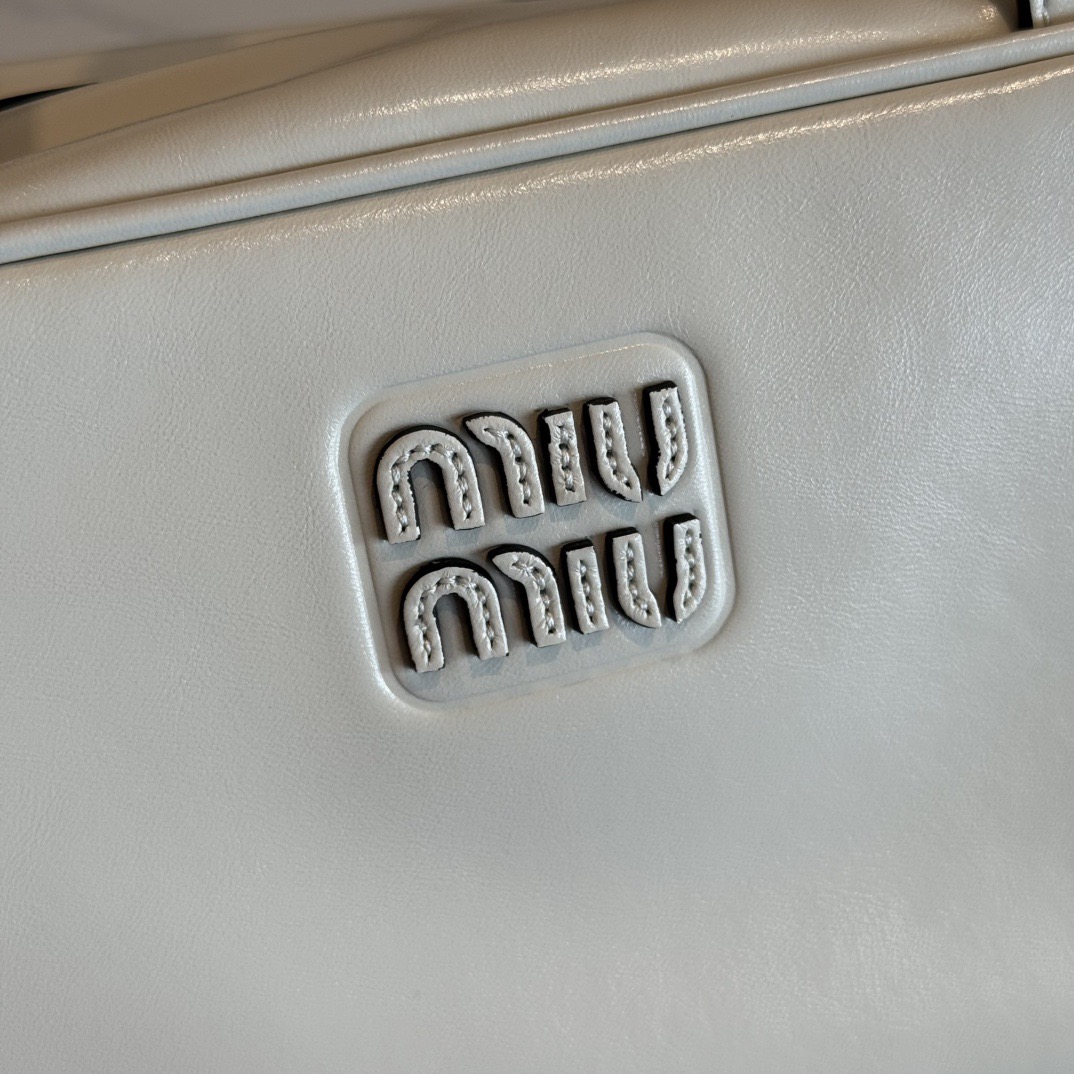 P780 Mi* 25秋冬新款 紧凑而多功能 采用全新小牛皮材质 质感柔软高级  微妙的光泽特色重新诠释 演绎平坦的手柄 饰以压花压花字母 增添标志性元素 体现了miu的精致  内配拉链口袋  
  5BB182
  尺寸：28×15×13cm