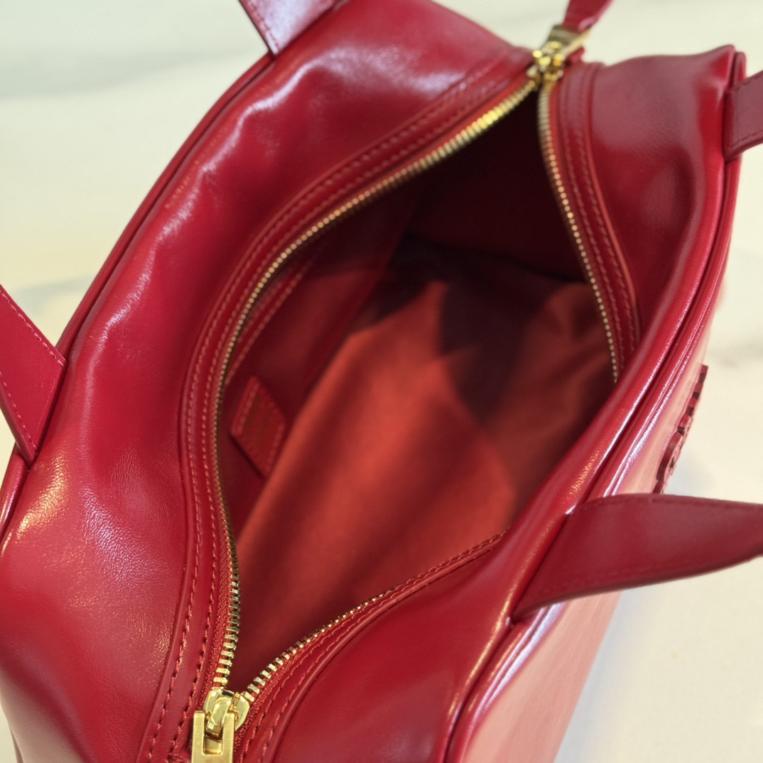 P780 Mi* 25秋冬新款 紧凑而多功能 采用全新小牛皮材质 质感柔软高级  微妙的光泽特色重新诠释 演绎平坦的手柄 饰以压花压花字母 增添标志性元素 体现了miu的精致  内配拉链口袋  
  5BB182
  尺寸：28×15×13cm