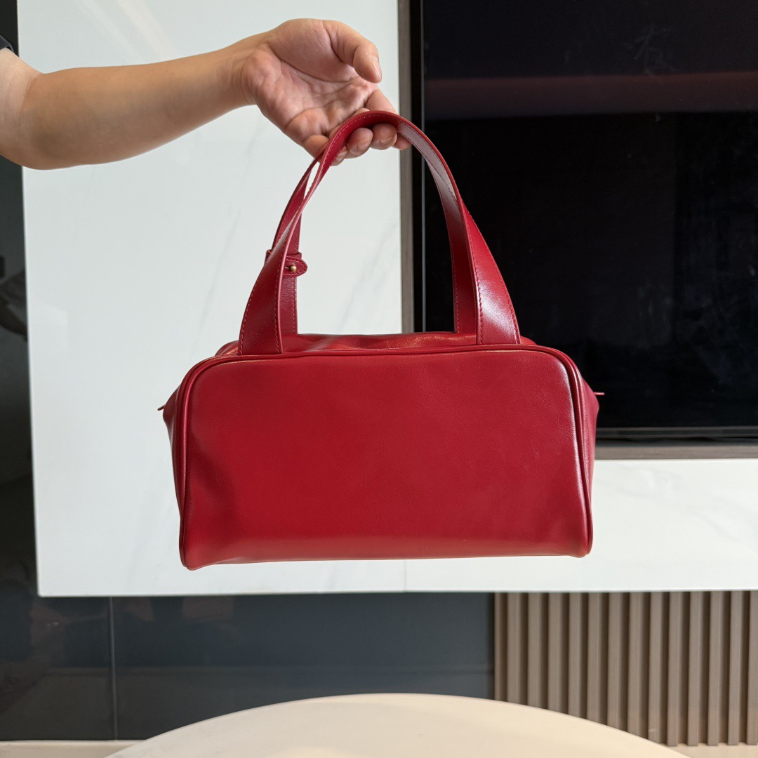 P780 Mi* 25秋冬新款 紧凑而多功能 采用全新小牛皮材质 质感柔软高级  微妙的光泽特色重新诠释 演绎平坦的手柄 饰以压花压花字母 增添标志性元素 体现了miu的精致  内配拉链口袋  
  5BB182
  尺寸：28×15×13cm