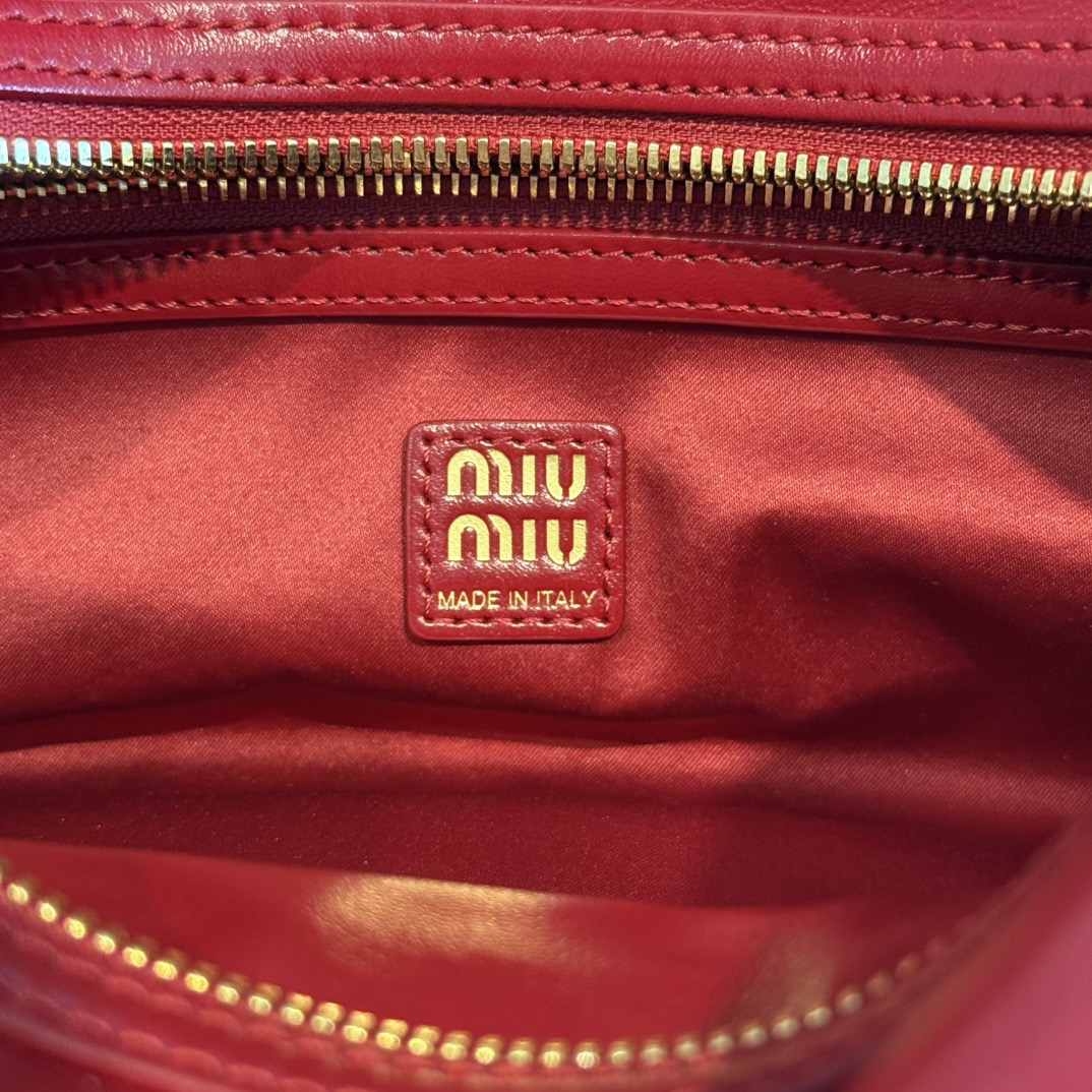 P780 Mi* 25秋冬新款 紧凑而多功能 采用全新小牛皮材质 质感柔软高级  微妙的光泽特色重新诠释 演绎平坦的手柄 饰以压花压花字母 增添标志性元素 体现了miu的精致  内配拉链口袋  
  5BB182
  尺寸：28×15×13cm
