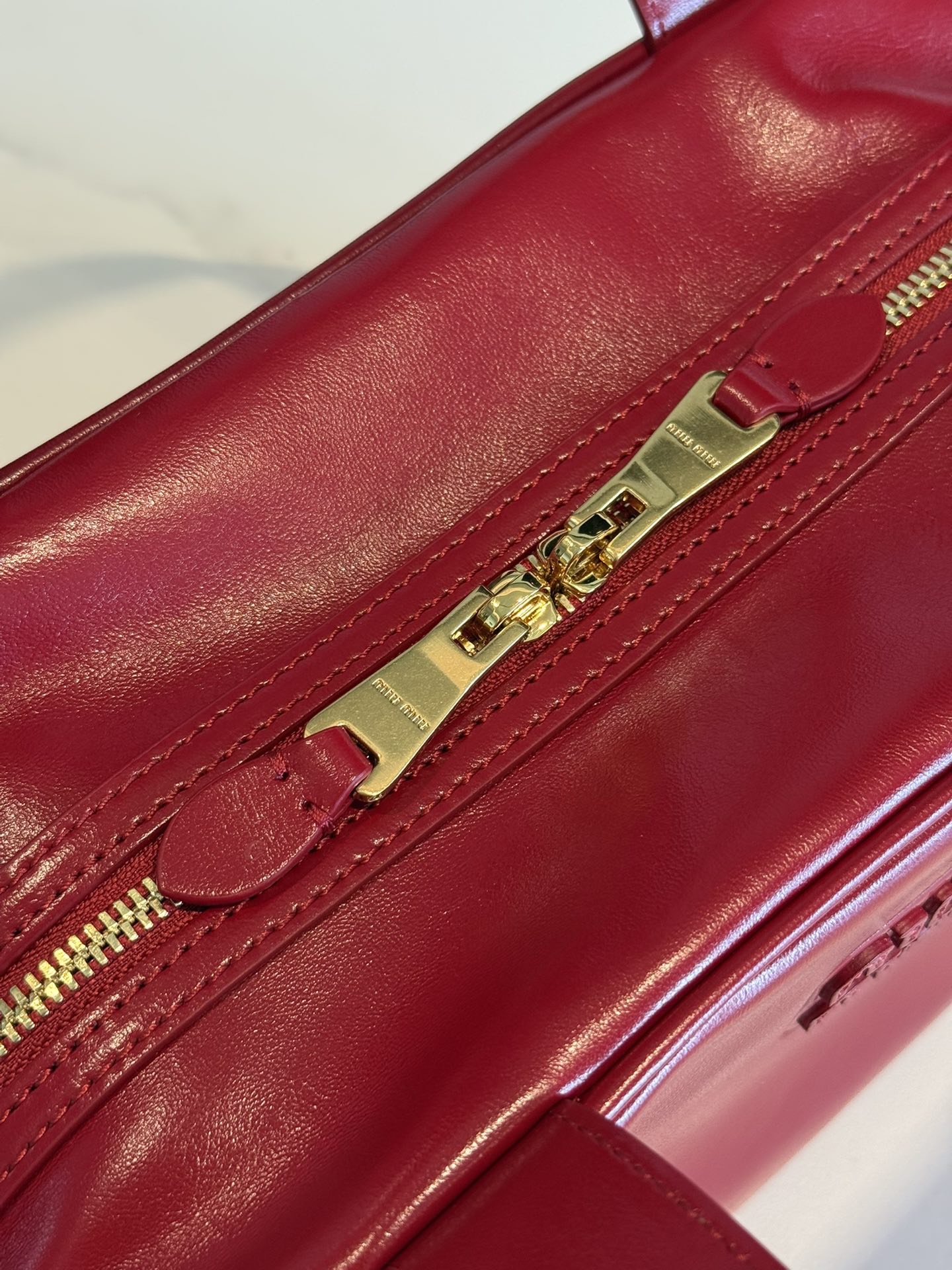 P780 Mi* 25秋冬新款 紧凑而多功能 采用全新小牛皮材质 质感柔软高级  微妙的光泽特色重新诠释 演绎平坦的手柄 饰以压花压花字母 增添标志性元素 体现了miu的精致  内配拉链口袋  
  5BB182
  尺寸：28×15×13cm