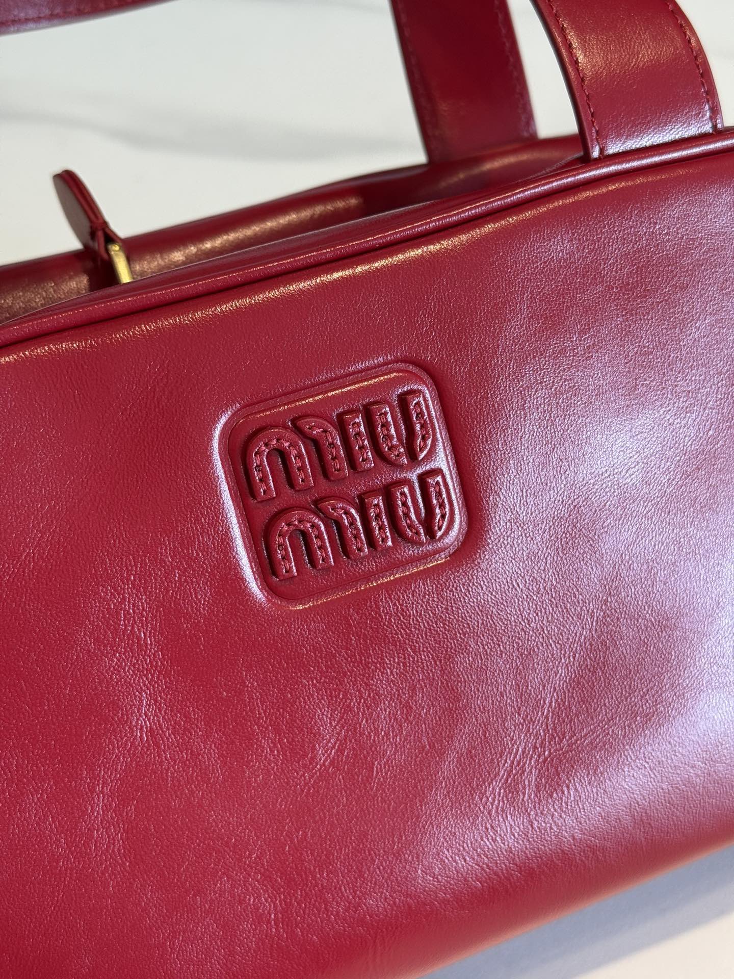 P780 Mi* 25秋冬新款 紧凑而多功能 采用全新小牛皮材质 质感柔软高级  微妙的光泽特色重新诠释 演绎平坦的手柄 饰以压花压花字母 增添标志性元素 体现了miu的精致  内配拉链口袋  
  5BB182
  尺寸：28×15×13cm