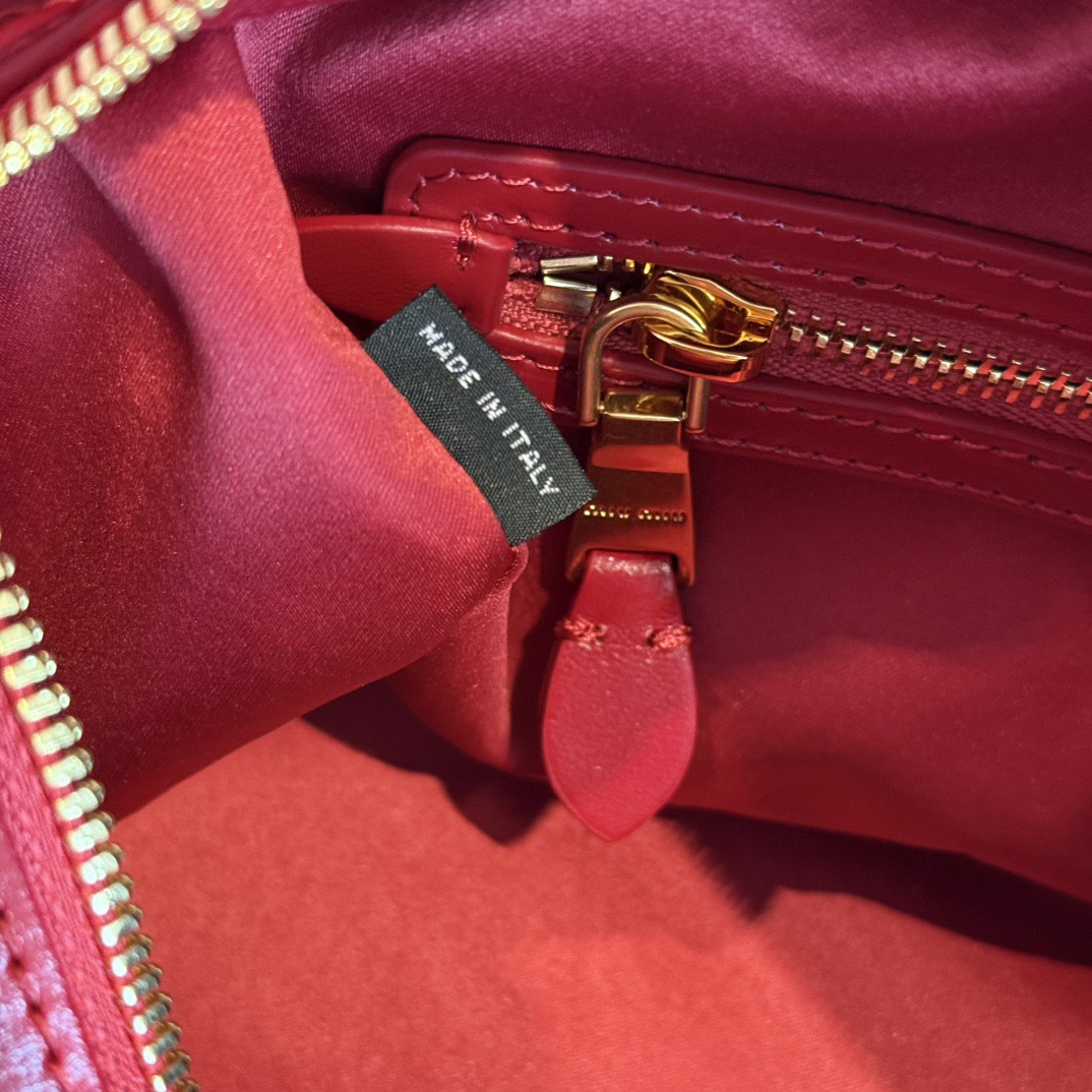 P780 Mi* 25秋冬新款 紧凑而多功能 采用全新小牛皮材质 质感柔软高级  微妙的光泽特色重新诠释 演绎平坦的手柄 饰以压花压花字母 增添标志性元素 体现了miu的精致  内配拉链口袋  
  5BB182
  尺寸：28×15×13cm