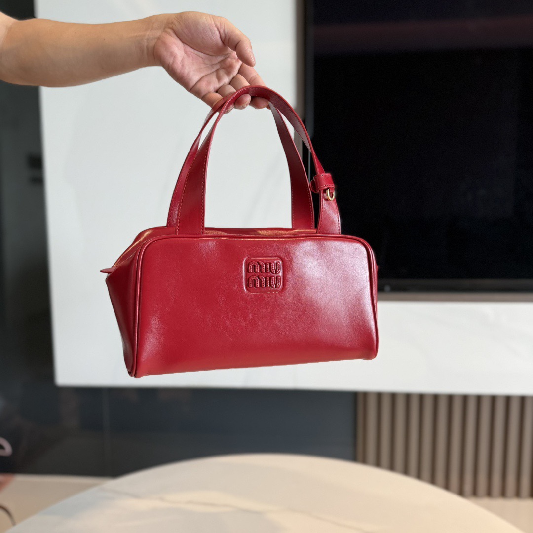 P780 Mi* 25秋冬新款 紧凑而多功能 采用全新小牛皮材质 质感柔软高级  微妙的光泽特色重新诠释 演绎平坦的手柄 饰以压花压花字母 增添标志性元素 体现了miu的精致  内配拉链口袋  
  5BB182
  尺寸：28×15×13cm