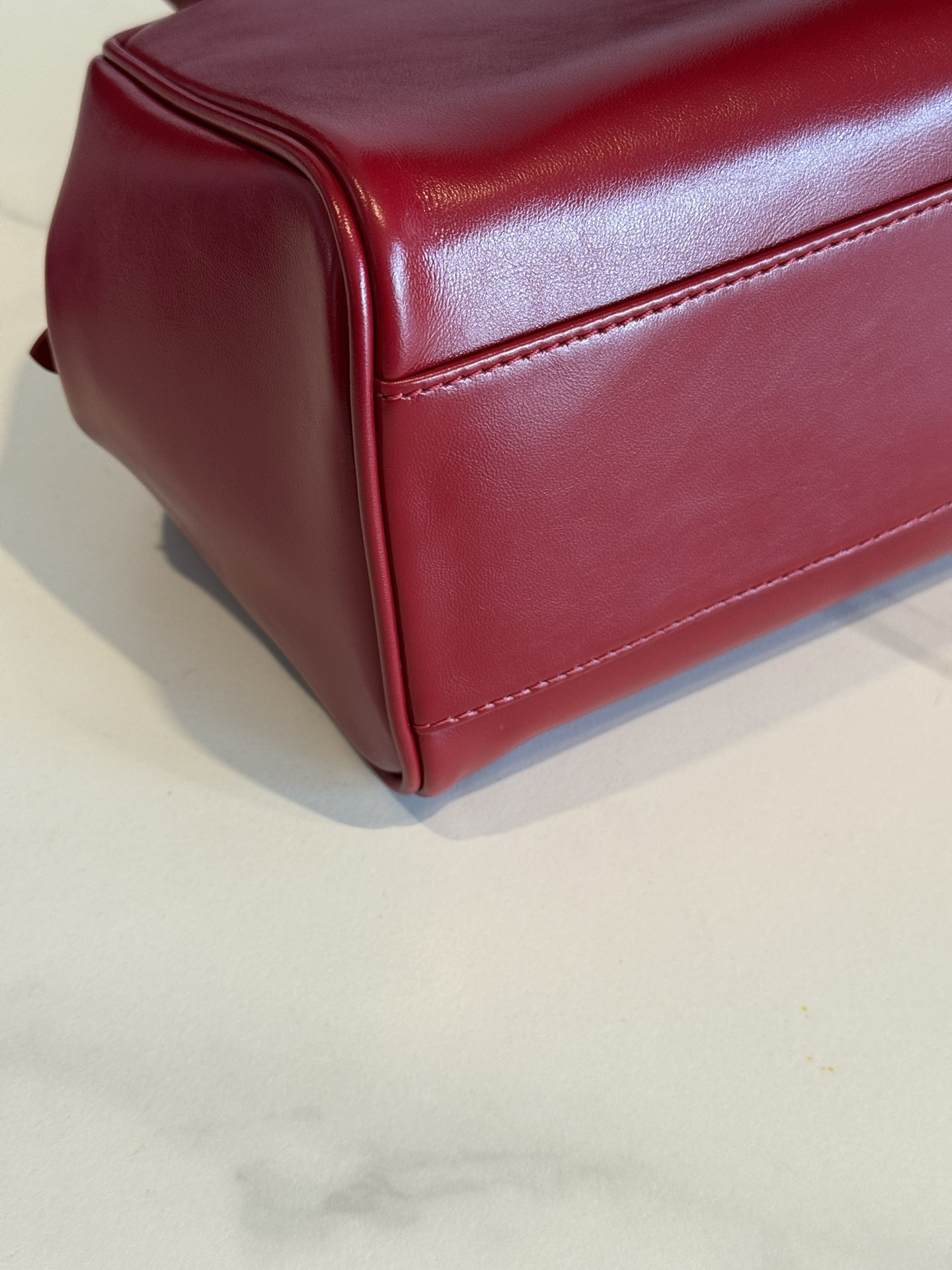 P780 Mi* 25秋冬新款 紧凑而多功能 采用全新小牛皮材质 质感柔软高级  微妙的光泽特色重新诠释 演绎平坦的手柄 饰以压花压花字母 增添标志性元素 体现了miu的精致  内配拉链口袋  
  5BB182
  尺寸：28×15×13cm