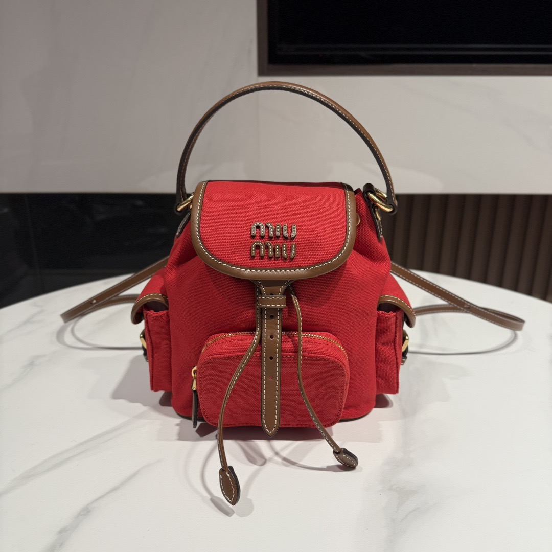 P650 Miu M** 25ss mochila de piel combinada de desfile, artículo súper súper popular 🔥, combinación de dos materiales:…