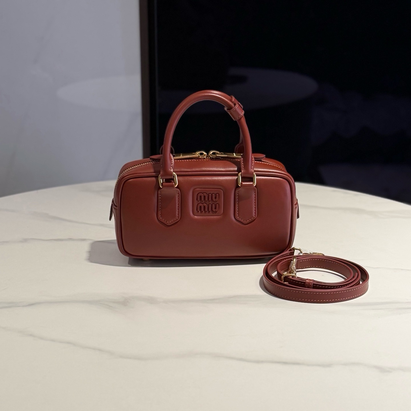 P630 Nuevo color rojo ladrillo, versión con chip, nuevo bolso cuadrado vintage de miumi*. Diseño limpio y sencillo que …