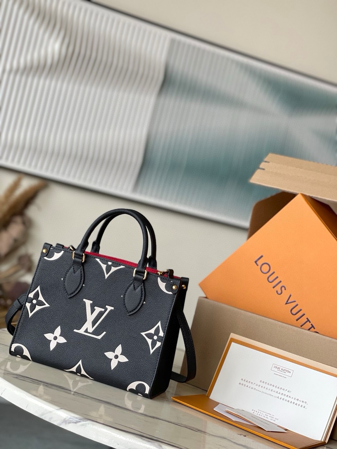 NO:179971,Genuine grade (variable chip) (head leather) top original sheet M45659 [ONTHEGO small handbag] Onthego small Tote bag draws inspiration from the classic Sac Plat handbag of 2019, Monogram Empreinte leather achievement miniature version with Giant Bicolor Monogram pattern, which can store iPad Mini and other daily needs. Flexible handles and removable shoulder straps are rich in carrying options. Size 25 x 19 x 11.5 cm, Genuine grade LV, louis vuitton19860909正品级（变码芯片）（头层皮）顶级原单 M45659【ONTHEGO 小号手袋】Onthego 小号 Tote 包向 年的经典 Sac Plat 手袋汲取灵感,以压印 Giant Bicolor Monogram 图案的 Monogram Empreinte 皮革成就缩微版本,可收纳 iPad Mini 等日常所需.灵活手柄和可拆卸肩带丰富背携选择.尺寸25 x 19 x 11.5 厘米,正品级LV,louis vuitton,Bag