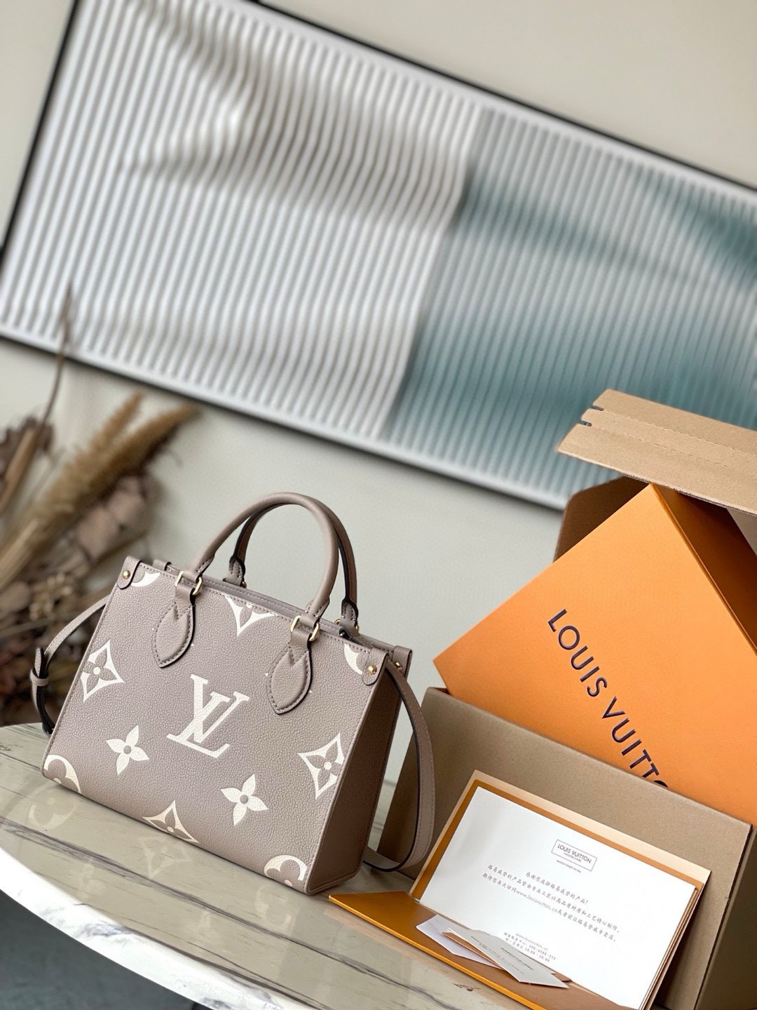 NO:179976,Genuine grade (variable chip) (head leather) top original sheet M45779 [ONTHEGO small handbag] Onthego small Tote bag draws inspiration from the classic Sac Plat handbag of 2019, Monogram Empreinte leather achievement miniature version with Giant Bicolor Monogram pattern, which can store iPad Mini and other daily needs. Flexible handles and removable shoulder straps are rich in carrying options. Size 25 x 19 x 11.5 cm, Genuine grade LV, louis vuitton19860909正品级（变码芯片）（头层皮）顶级原单 M45779【ONTHEGO 小号手袋】Onthego 小号 Tote 包向 年的经典 Sac Plat 手袋汲取灵感,以压印 Giant Bicolor Monogram 图案的 Monogram Empreinte 皮革成就缩微版本,可收纳 iPad Mini 等日常所需.灵活手柄和可拆卸肩带丰富背携选择.尺寸25 x 19 x 11.5 厘米,正品级LV,louis vuitton,Bag