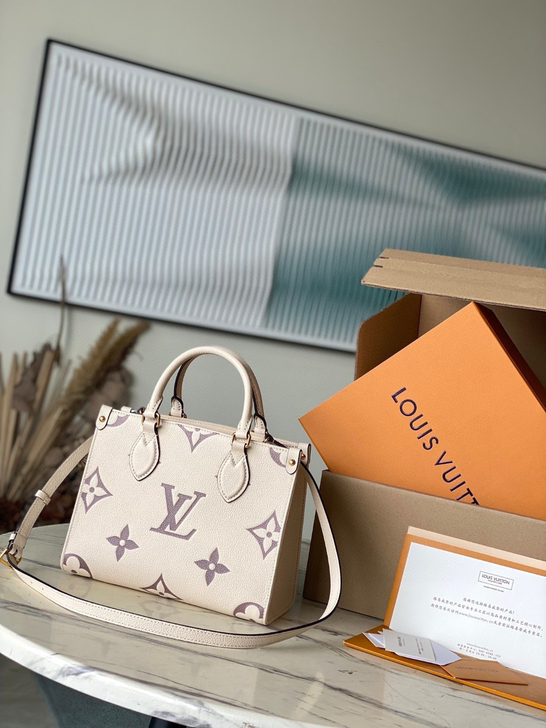 NO:179980,Genuine grade (variable chip) (head leather) top original sheet M45654 [ONTHEGO small handbag] Onthego small Tote bag draws inspiration from the classic Sac Plat handbag of 2019, Monogram Empreinte leather achievement miniature version with Giant Bicolor Monogram pattern, which can store iPad Mini and other daily needs. Flexible handles and removable shoulder straps are rich in carrying options. Size 25 x 19 x 11.5 cm, Genuine grade LV, louis vuitton19860909正品级（变码芯片）（头层皮）顶级原单 M45654【ONTHEGO 小号手袋】Onthego 小号 Tote 包向 年的经典 Sac Plat 手袋汲取灵感,以压印 Giant Bicolor Monogram 图案的 Monogram Empreinte 皮革成就缩微版本,可收纳 iPad Mini 等日常所需.灵活手柄和可拆卸肩带丰富背携选择.尺寸25 x 19 x 11.5 厘米,正品级LV,louis vuitton,Bag