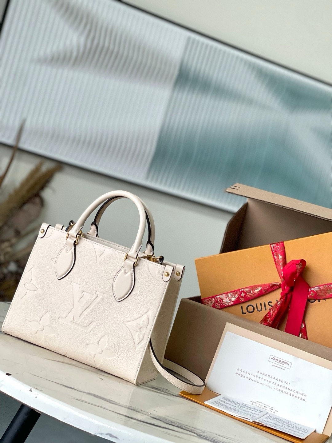 NO:179987,Genuine grade (variable chip) (head leather) top original sheet M46569 [ONTHEGO small handbag] Onthego small Tote bag draws inspiration from the classic Sac Plat handbag of 2019, Monogram Empreinte leather achievement miniature version with Giant Bicolor Monogram pattern, which can store iPad Mini and other daily needs. Flexible handles and removable shoulder straps are rich in carrying options. Size 25 x 19 x 11.5 cm, Genuine grade LV, louis vuitton19860909正品级（变码芯片）（头层皮）顶级原单 M46569【ONTHEGO 小号手袋】Onthego 小号 Tote 包向 年的经典 Sac Plat 手袋汲取灵感,以压印 Giant Bicolor Monogram 图案的 Monogram Empreinte 皮革成就缩微版本,可收纳 iPad Mini 等日常所需.灵活手柄和可拆卸肩带丰富背携选择.尺寸25 x 19 x 11.5 厘米,正品级LV,louis vuitton,Bag