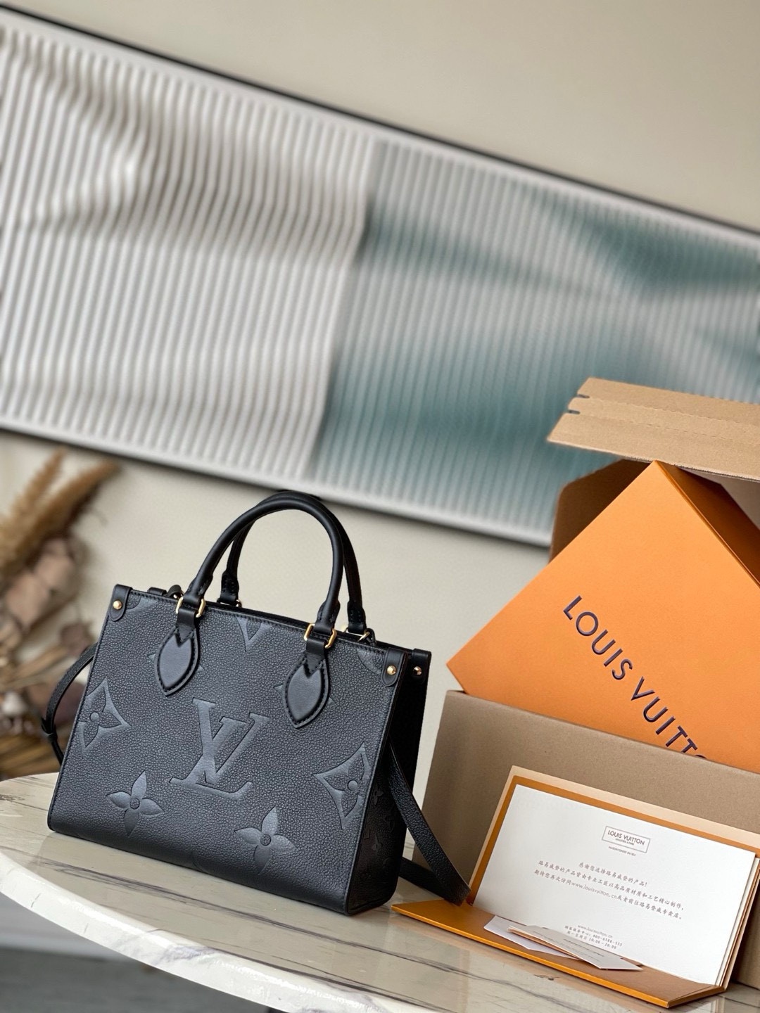 NO:179992,Genuine grade (variable chip) (head leather) top original sheet M45653 [ONTHEGO small handbag] Onthego small Tote bag draws inspiration from the classic Sac Plat handbag of 2019, Monogram Empreinte leather achievement miniature version with Giant Bicolor Monogram pattern, which can store iPad Mini and other daily needs. Flexible handles and removable shoulder straps are rich in carrying options. Size 25 x 19 x 11.5 cm, Genuine grade LV, louis vuitton19860909正品级（变码芯片）（头层皮）顶级原单 M45653【ONTHEGO 小号手袋】Onthego 小号 Tote 包向 年的经典 Sac Plat 手袋汲取灵感,以压印 Giant Bicolor Monogram 图案的 Monogram Empreinte 皮革成就缩微版本,可收纳 iPad Mini 等日常所需.灵活手柄和可拆卸肩带丰富背携选择.尺寸25 x 19 x 11.5 厘米,正品级LV,louis vuitton,Bag