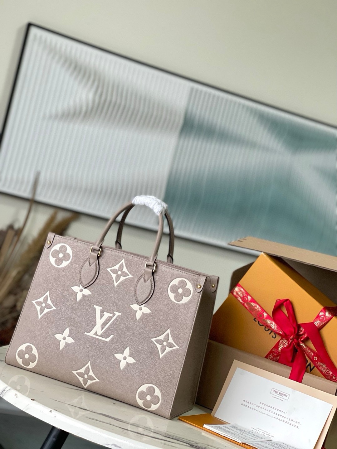 NO:179999,Genuine grade (variable chip) (head leather) top original sheet M45494 [ONTHEGO medium handbag] Onthego medium Tote bag draws inspiration from the classic Sac Plat handbag of 2019, Monogram Empreinte leather achievement miniature version with embossed Giant Bicolor Monogram pattern, which can store computers, notebooks and other daily needs. Flexible handles and removable shoulder straps are rich in carrying options. Size 35 x 27 x 14 cm, Genuine grade LV, louis vuitton19860909正品级（变码芯片）（头层皮）顶级原单 M45494【ONTHEGO 中号手袋】Onthego 中号 Tote 包向 年的经典 Sac Plat 手袋汲取灵感,以压印 Giant Bicolor Monogram 图案的 Monogram Empreinte 皮革成就缩微版本,可收纳 电脑,笔记本等日常所需.灵活手柄和可拆卸肩带丰富背携选择.尺寸35 x 27 x 14 厘米,正品级LV,louis vuitton,Bag