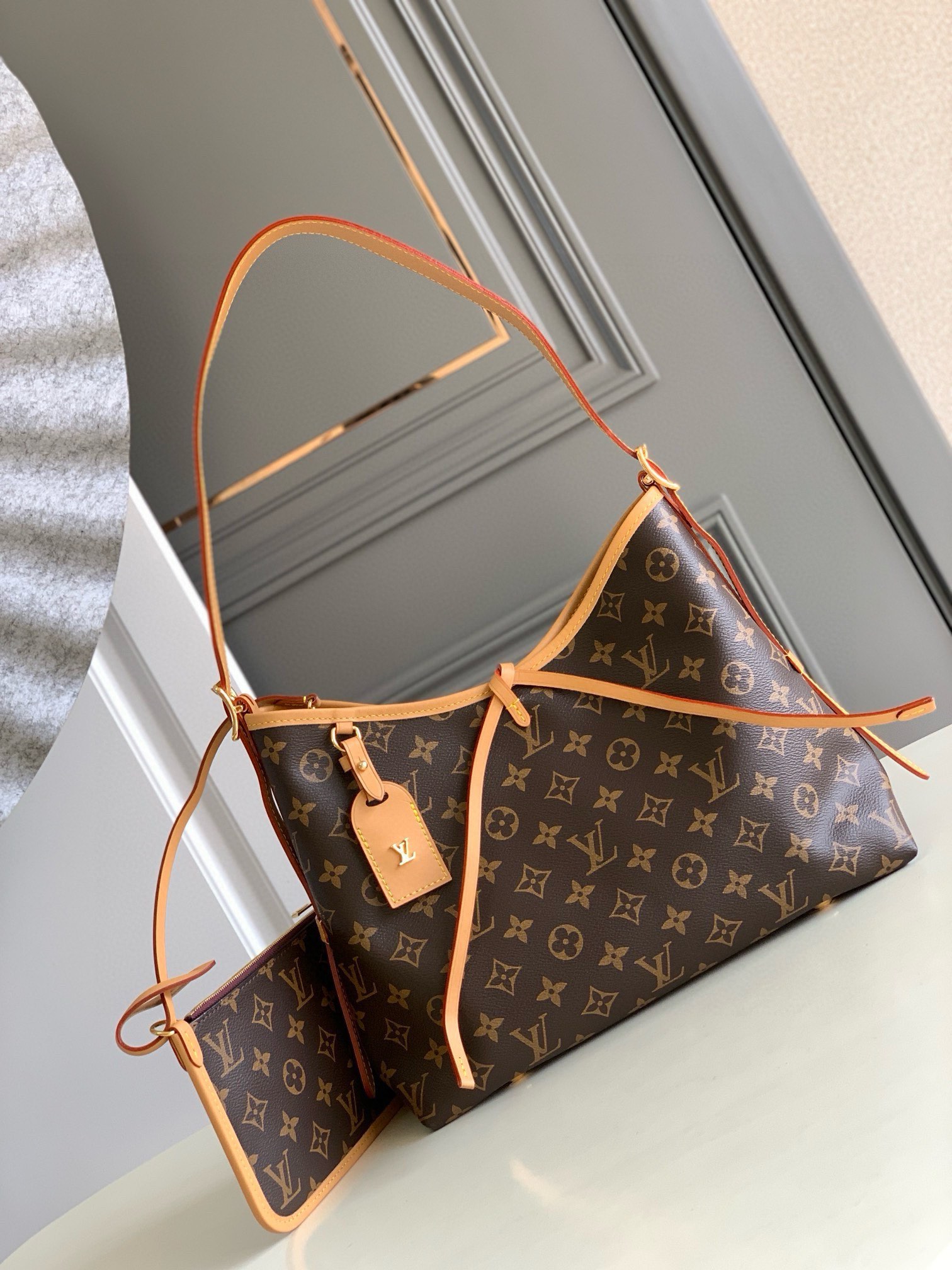 NO:179978,Genuine grade (variable chip, steel hardware) top-grade original single 46203 small CarryAll small handbag is made of Monogram canvas and leather trim, making it a close companion for urban life. The abundant configuration is equipped with a neat inner layer, and the large inner bag adds functional elements. Monogram canvas zipper clutch is fixed by leather strap. Size 29 * 24 * 12 cm, Genuine grade LV, louis vuitton, handbag19860909正品级（变码芯片、钢五金）顶级原单46203小号 CarryAll 小号手袋取材 Monogram 帆布和皮革饰边,成就都市生活的贴身伴侣.充裕构型设有齐整内层,大号内袋再添功能元素.Monogram 帆布拉链手拿包通过皮革带固定. 尺寸29 * 24 * 12 cm,正品级LV,louis vuitton,handbag,Bag