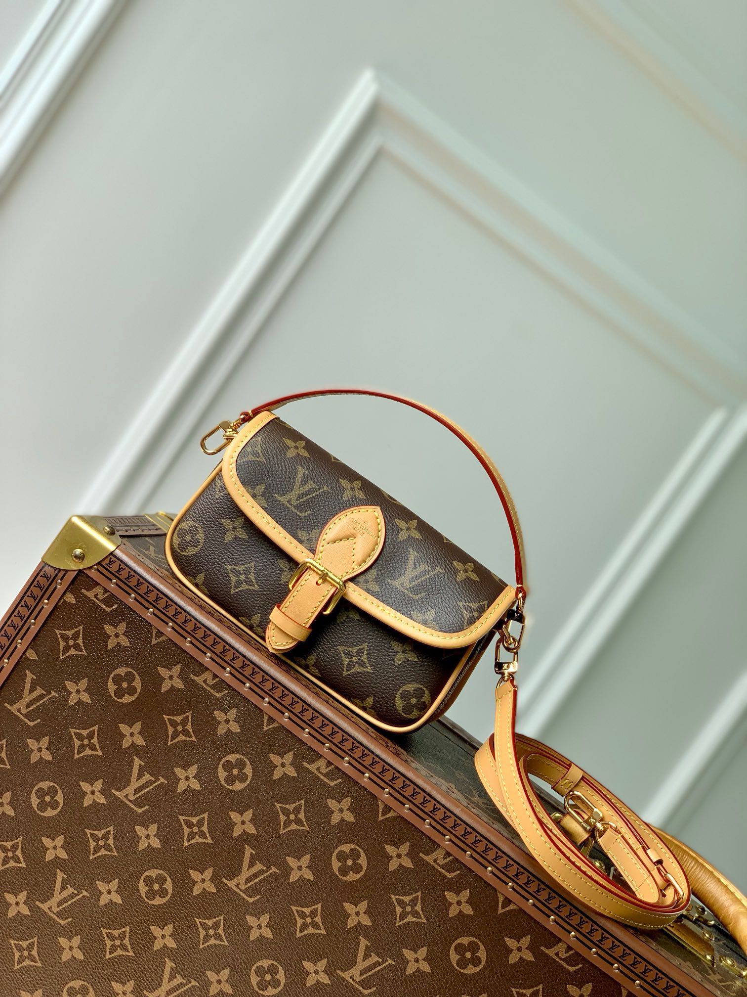 NO:179948,The original single M83566 old-fashioned model Nano Diane is a Monogram canvas bag with retro elements such as leather corners and traditional buckles, replicating the prototype details such as rounded flap and belt-style opening and closing. Enriched space to store mobile phones and daily needs, removable handles and removable and adjustable shoulder straps for flexible carrying, suitable for day and night occasions. 19 x 10.5 x 6 cm (length x height x width), genuine LV, louis vuitton19860909正品级（变码芯片）顶级原单M83566老花本款 Nano Diane 为 Monogram 帆布包身融入皮革包角和传统搭扣等复古元素,复现圆润翻盖和腰带式开合等原型细节.充裕空间可收纳手机和日常所需,可拆卸手柄和可拆卸并调节的肩带实现灵活背携,昼夜场合皆宜. 19 x 10.5 x 6 厘米 (长度 x 高 x 宽),正品级LV,louis vuitton,Bag