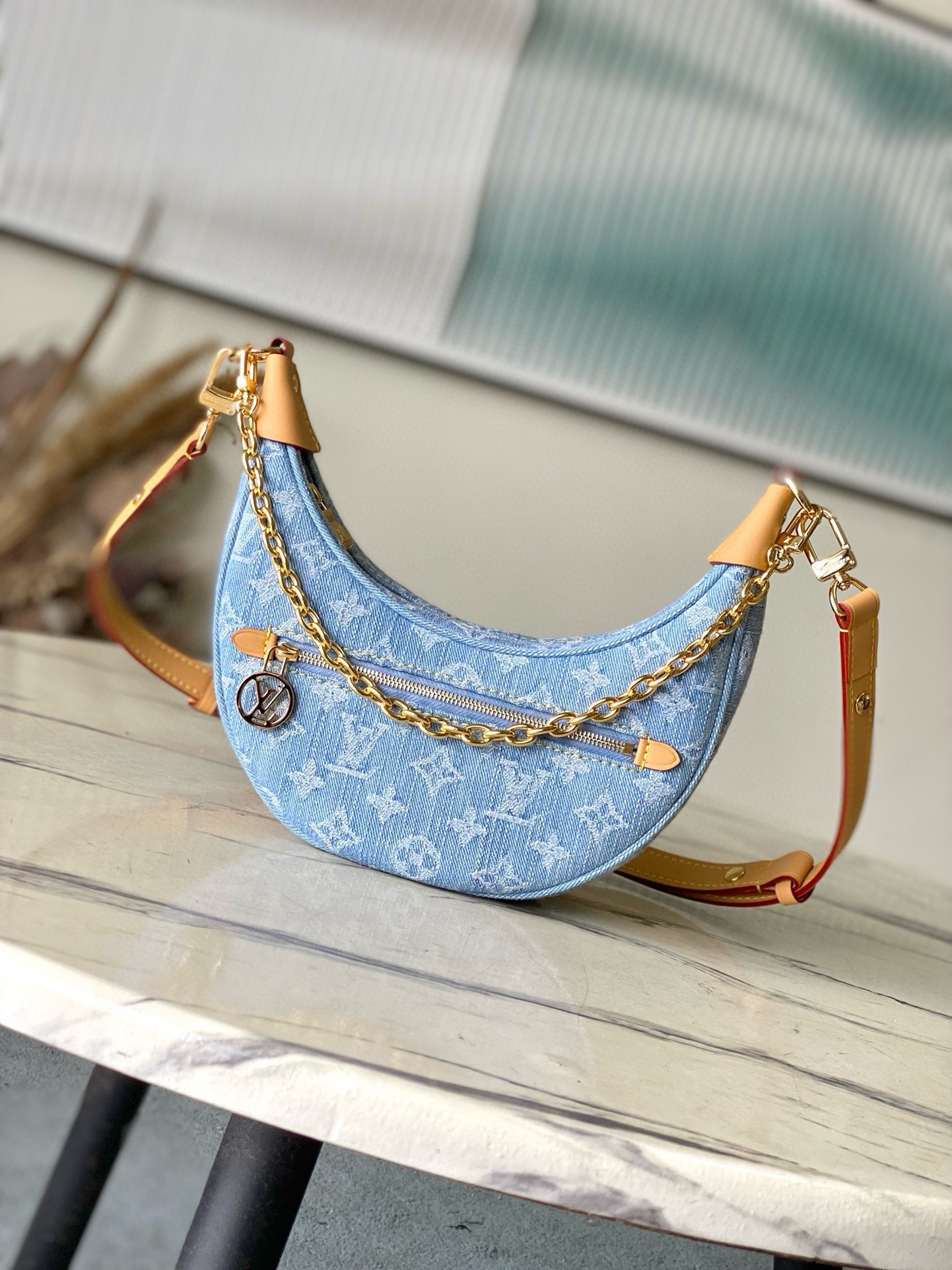 NO:185563,Genuine grade Original leather version (change-coded steel hardware) Top original sheet M24846 This Loop small handbag uses Monogram Denim fabric to highlight the summer trend, freezing the half-moon contour with leather corners. The zippered front pocket is easy to pick up and follow the needs, tie a chain or adjustable leather shoulder strap to explore more ways to carry. Size 23 × 13 × 6 cm, Genuine grade LV, louis vuitton19860909正品级 原厂皮版本（变码钢五金）顶级原单 M24846 本款Loop小号手袋采用Monogram Denim面料彰显夏日潮流,以皮革包角定格半月形轮廓.拉链前袋方便取故随行所需,系上链条或可调节皮革肩带,探索更多背携方式.尺寸 23 × 13 × 6 cm,正品级LV,louis vuitton,Bag